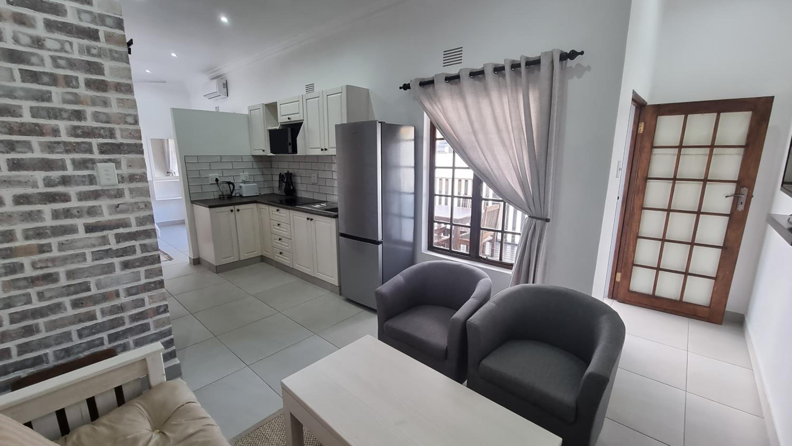 Apartment with Balcony - Photo 9