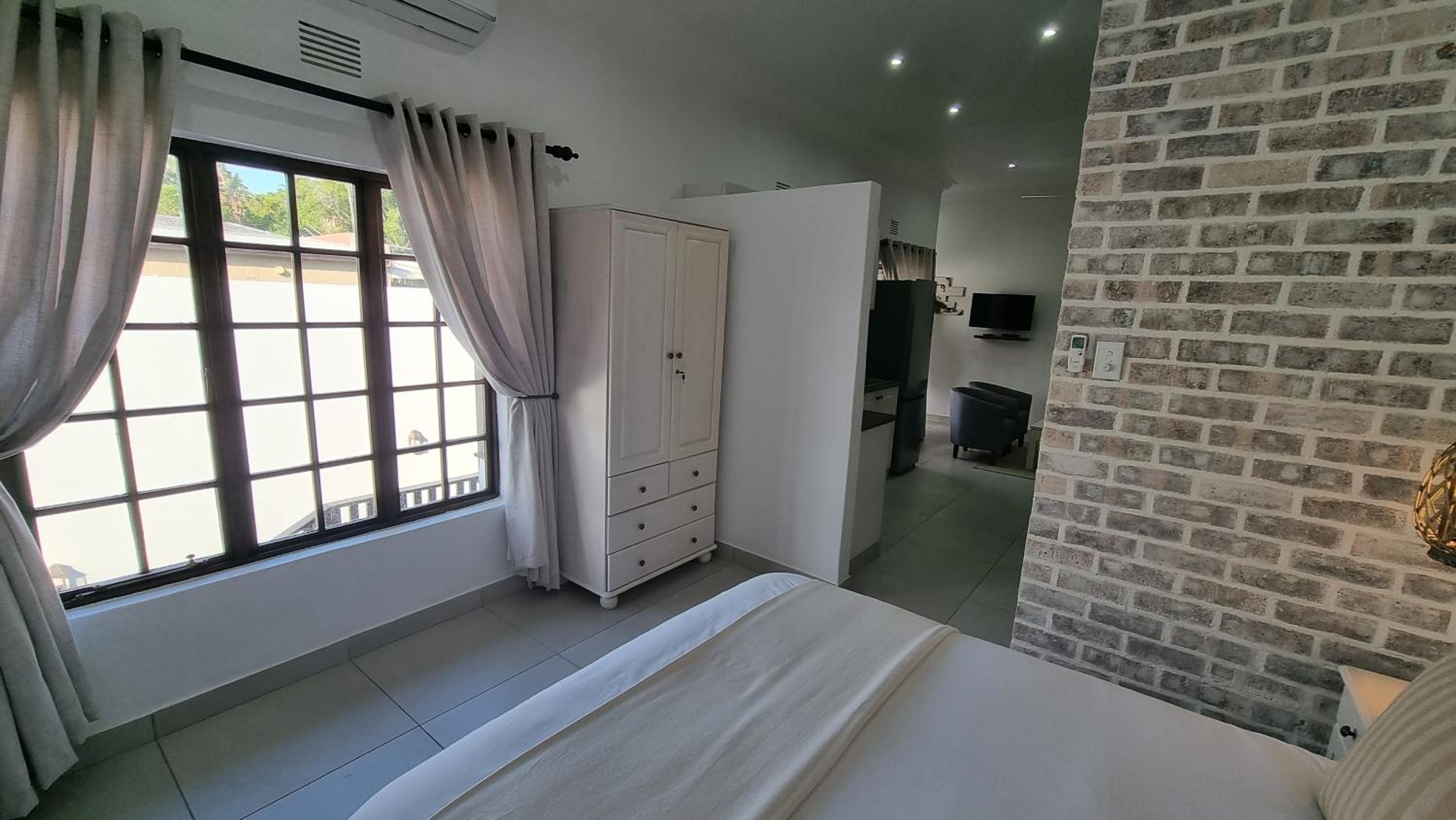 Apartment with Balcony - Photo 5
