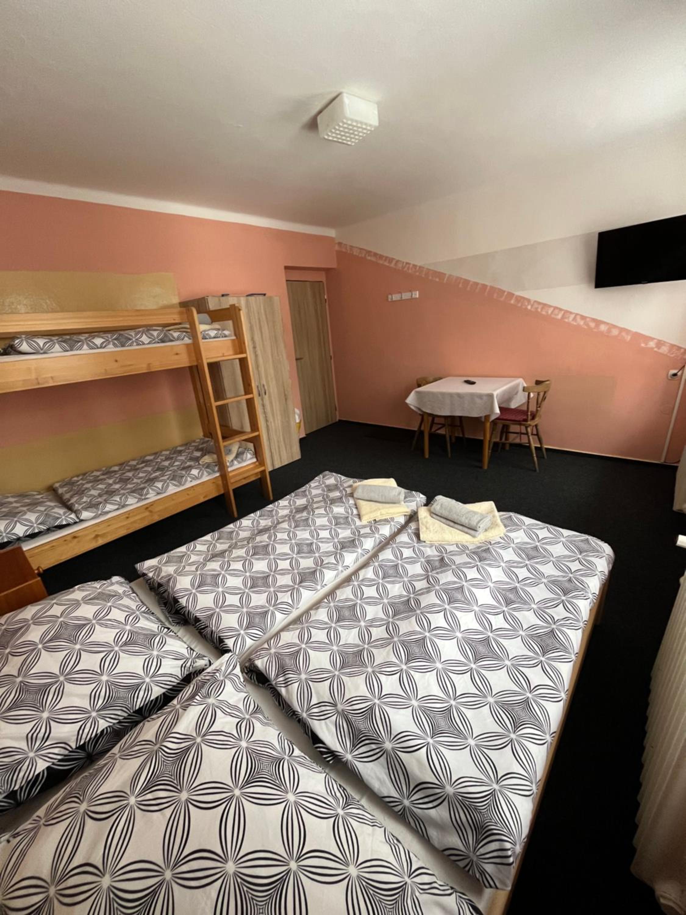 Quadruple Room with Shared Bathroom photo 3