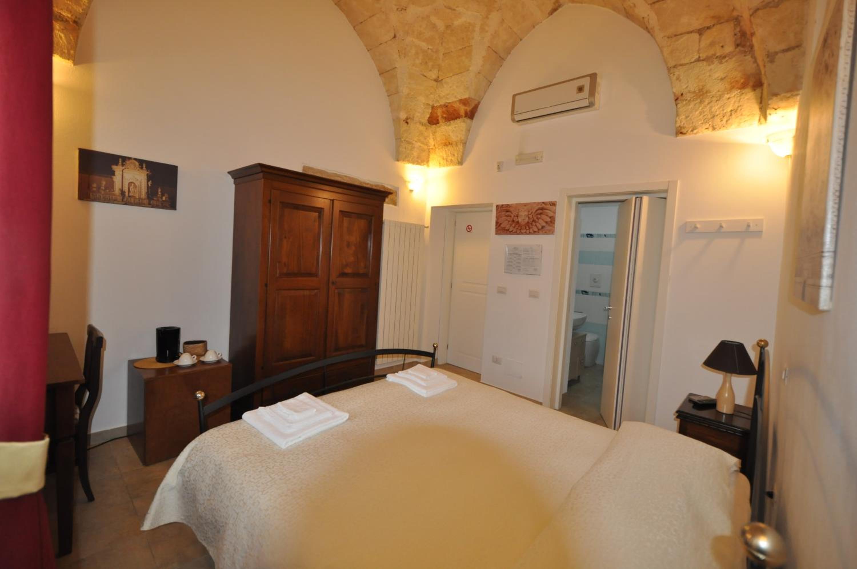 Standard Double Room - Photo 8