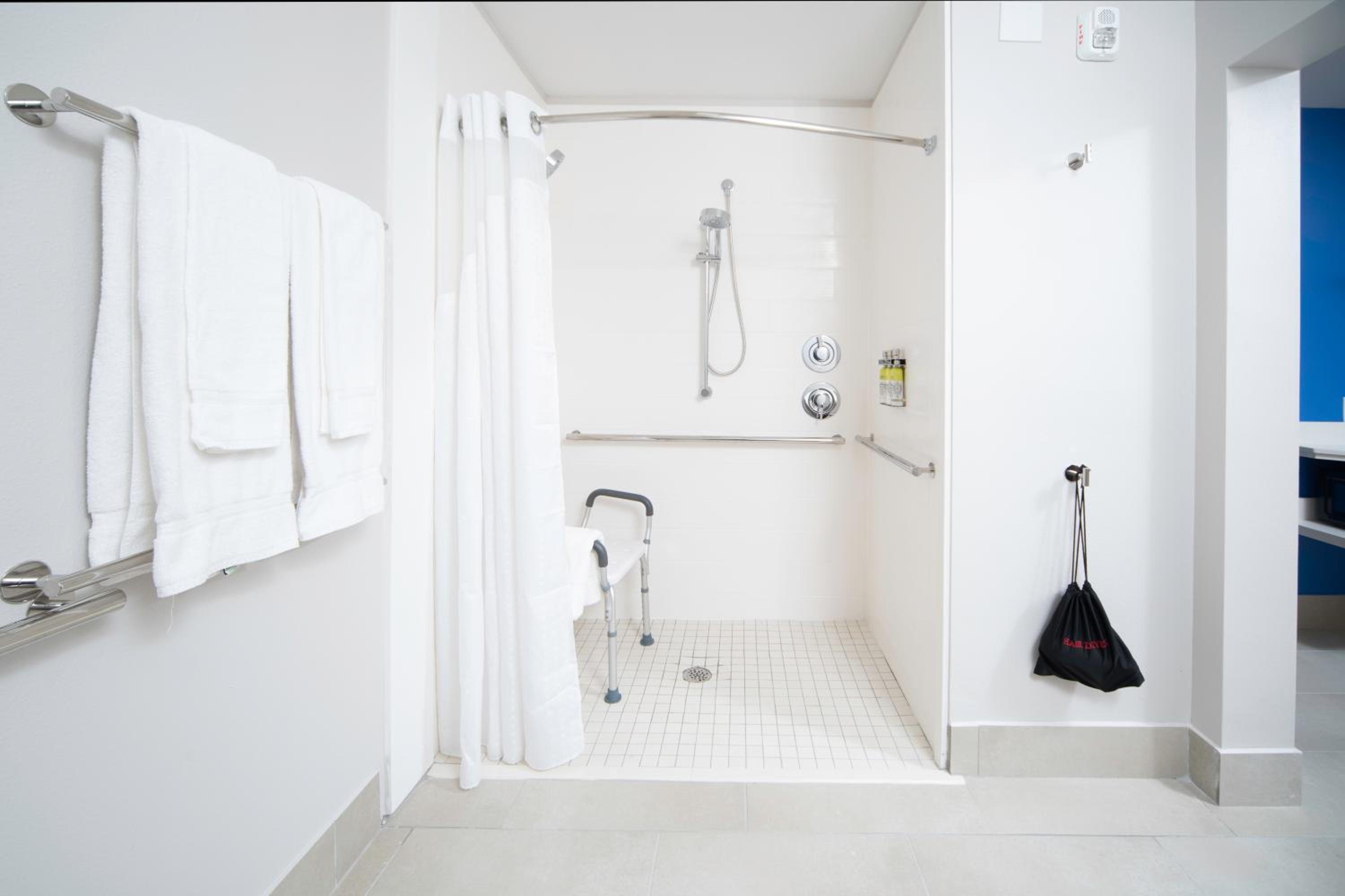 King Room - Mobility Access/Roll in Shower - Non-Smoking - Photo 3