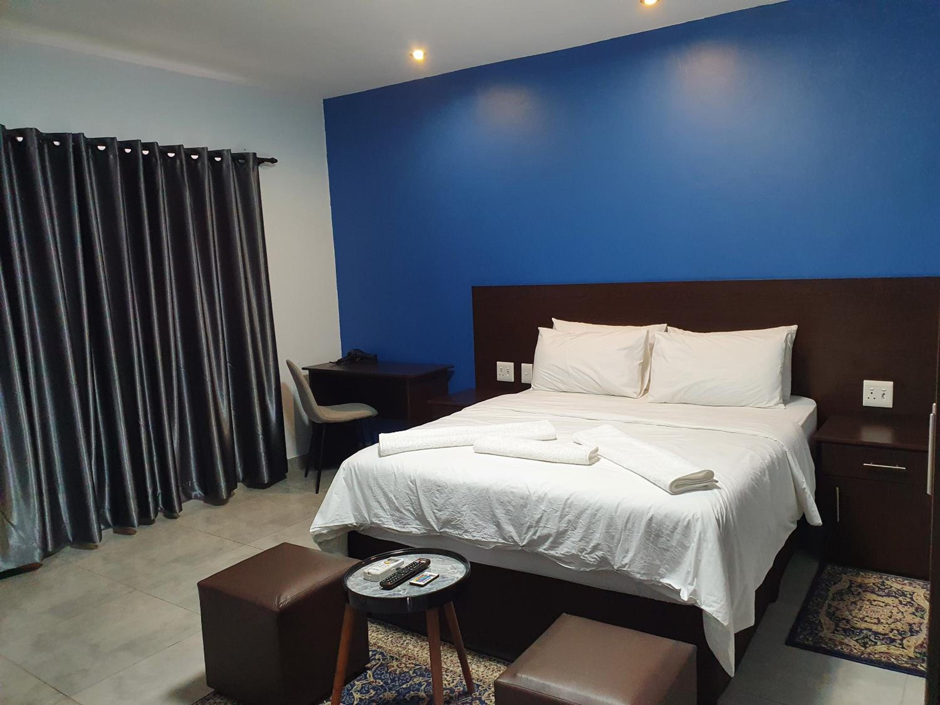 Queen Room photo 2