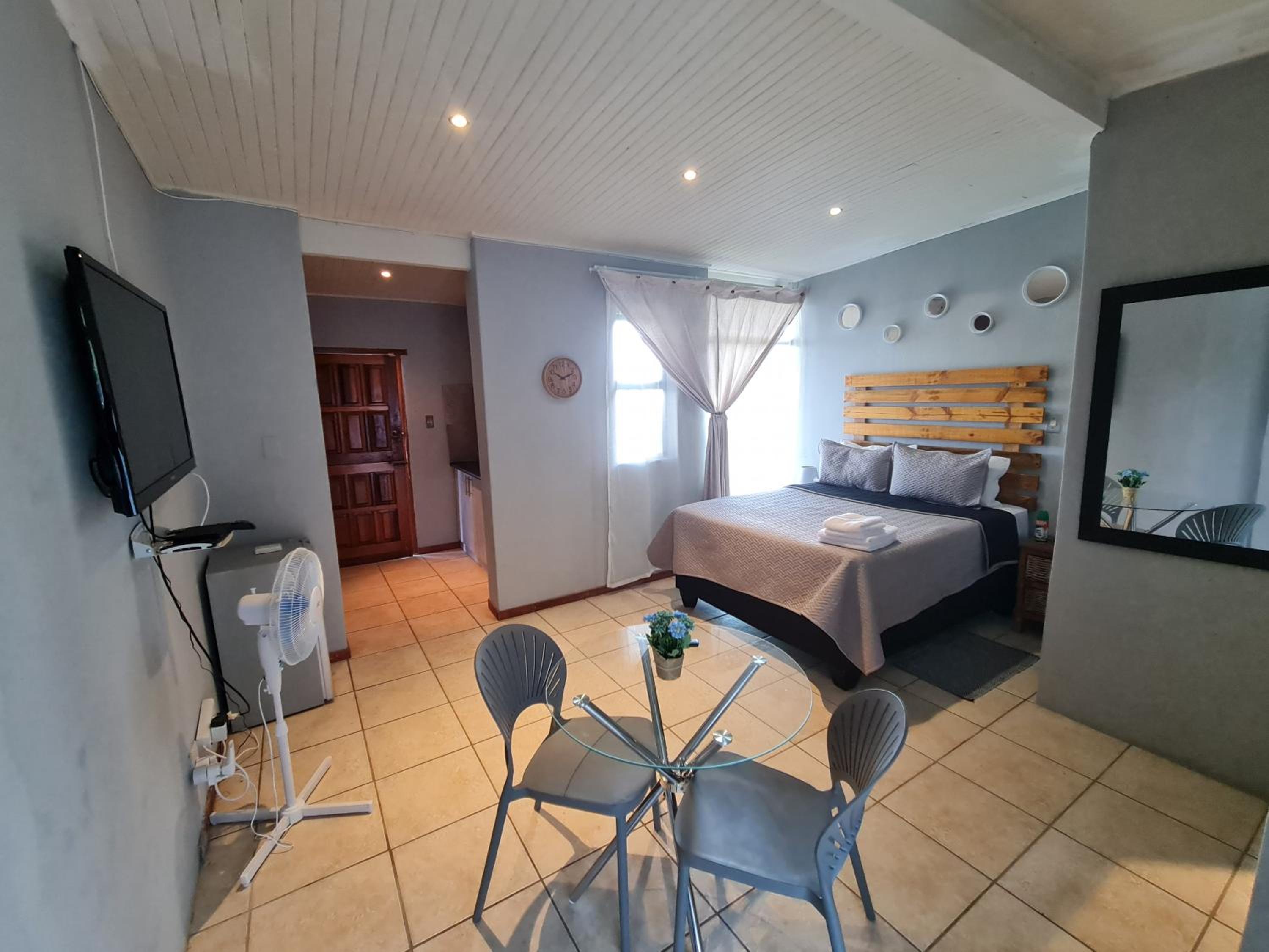 Double Room with Lake View - Photo 7