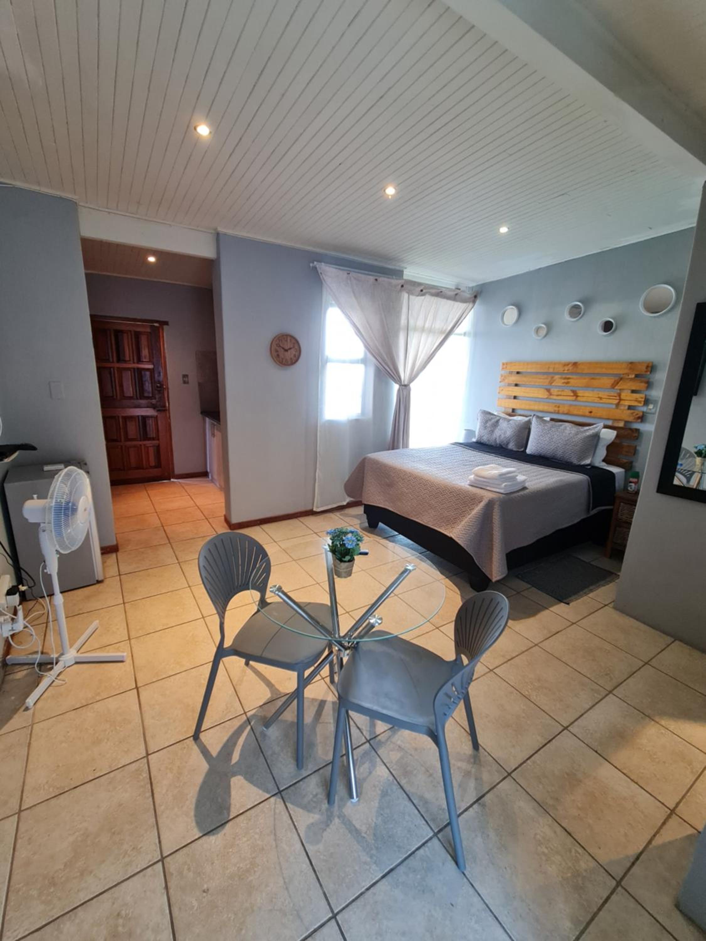 Double Room with Lake View - Photo 5