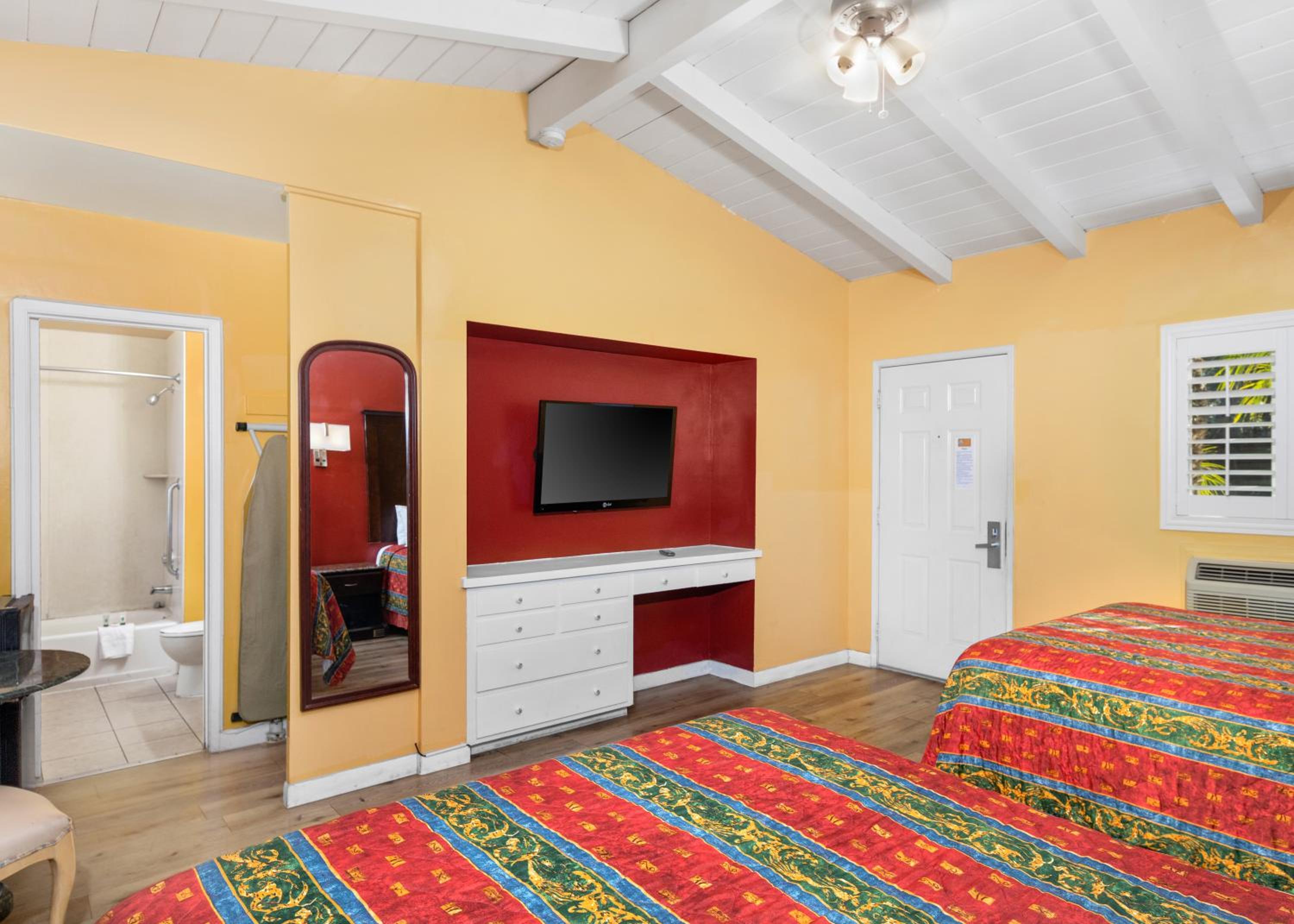 Deluxe Queen Room with Two Queen Beds - Photo 5