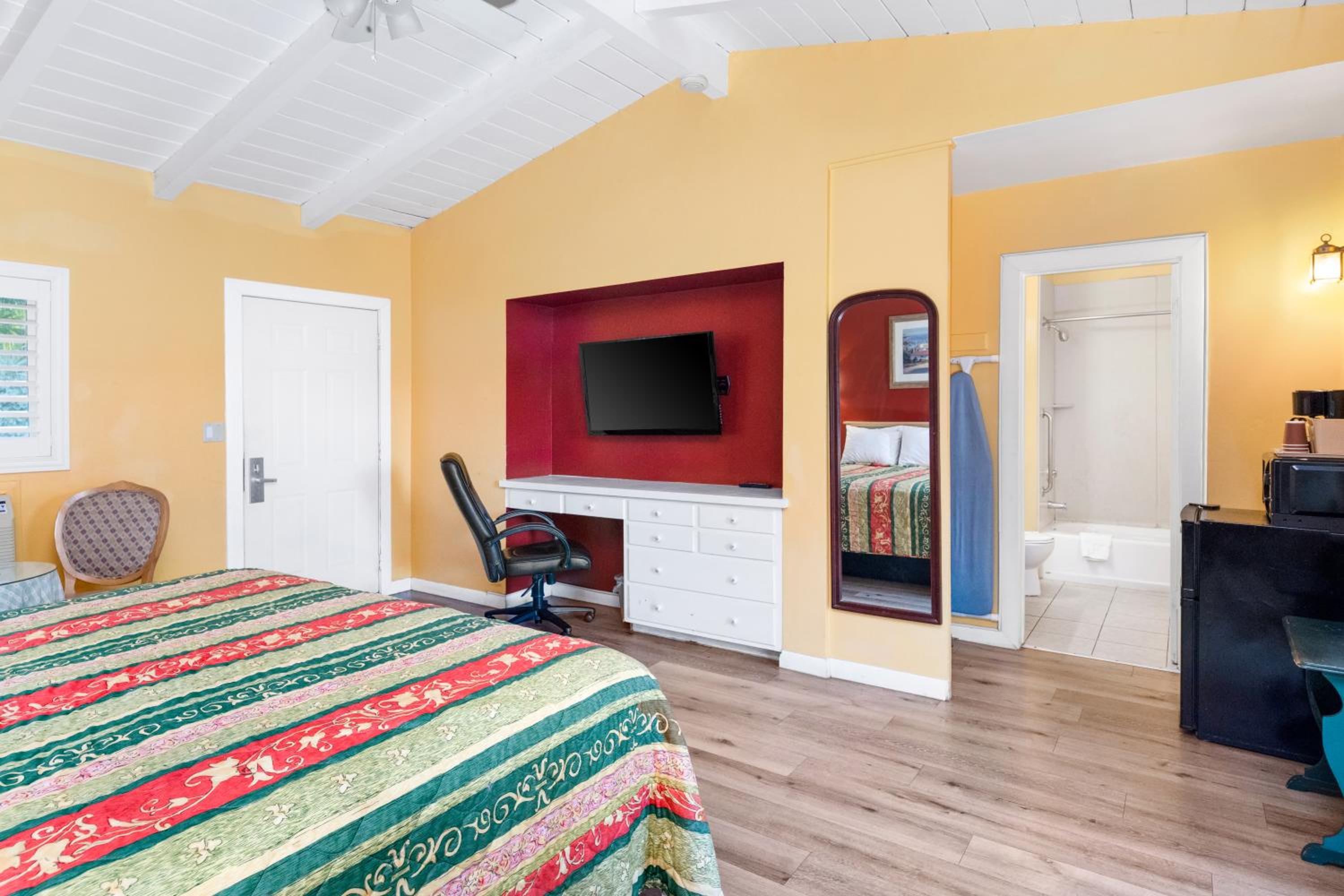 Deluxe King Room - Photo 6