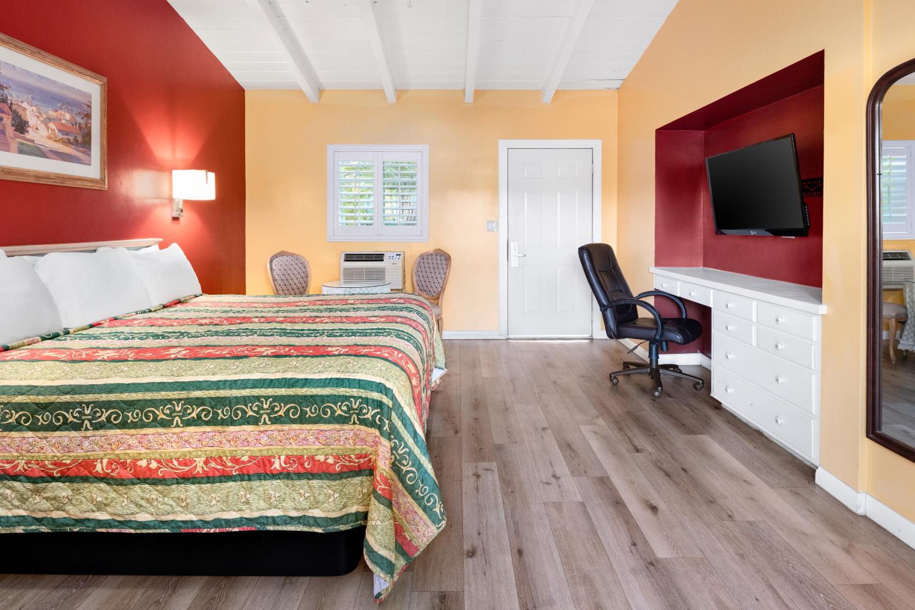 Deluxe King Room - Photo 5