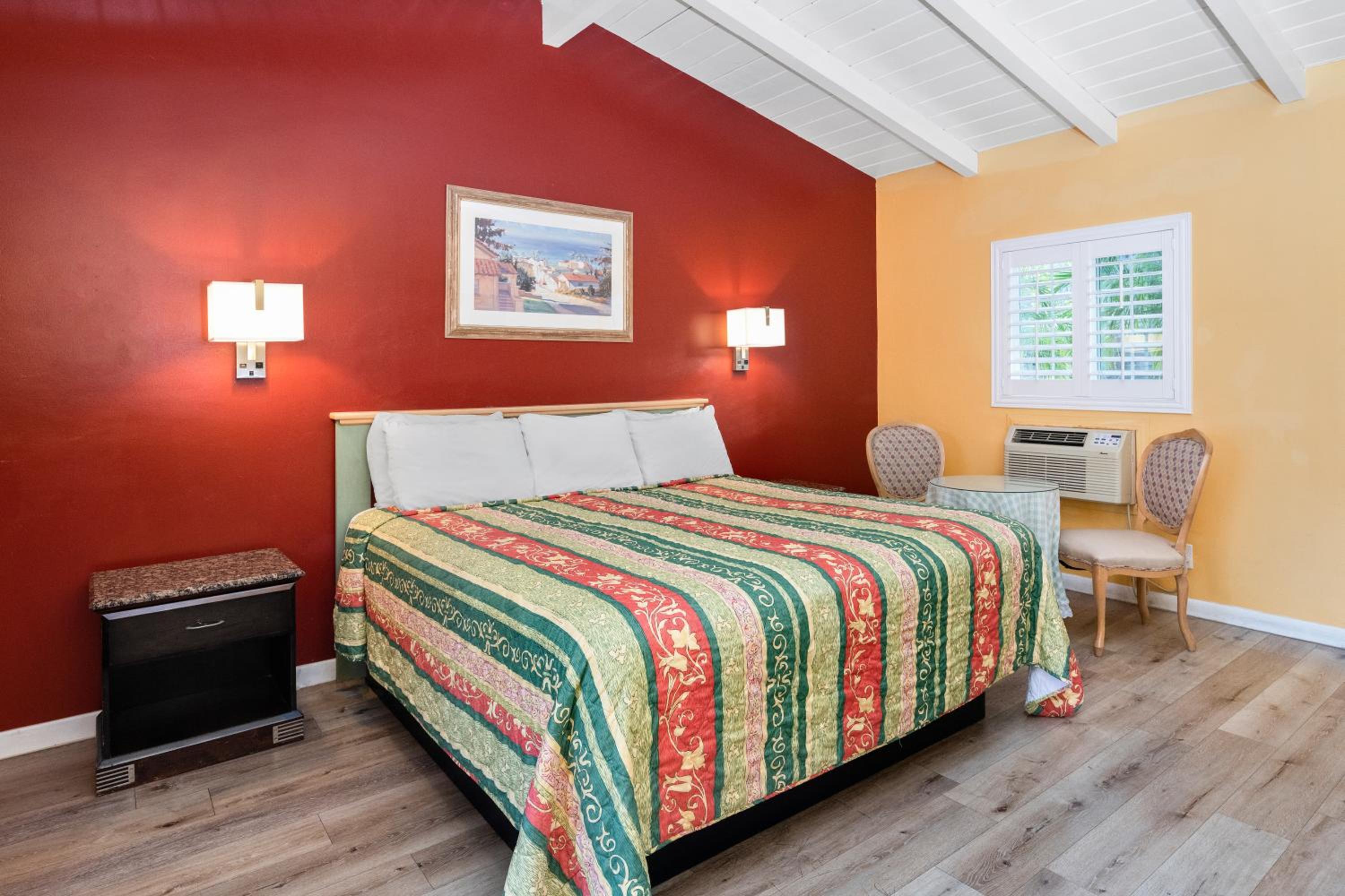 Deluxe King Room - Photo 1