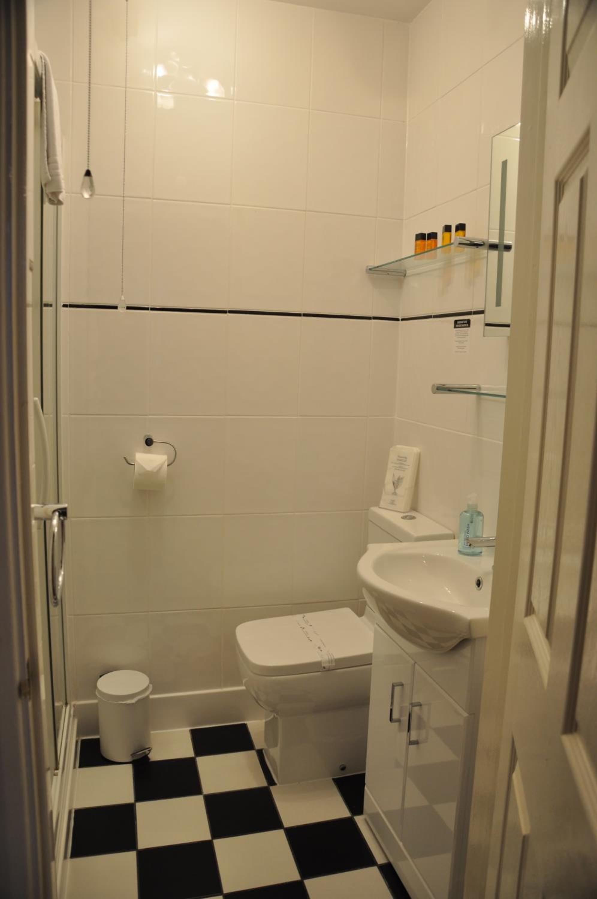 Semi Deluxe with Super King Bed En-suite with shower photo 3