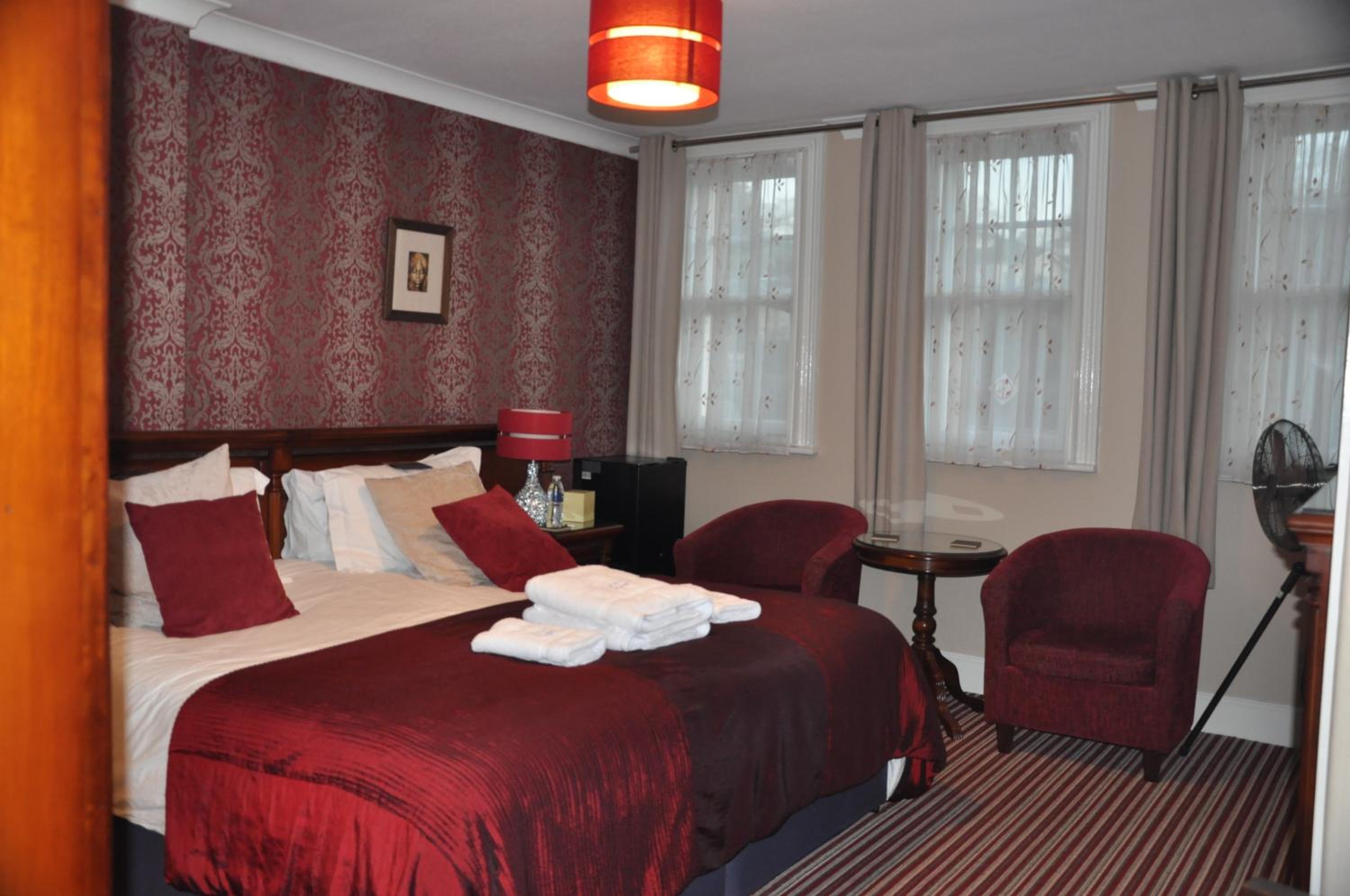 Semi Deluxe with Super King Bed En-suite with shower photo 2