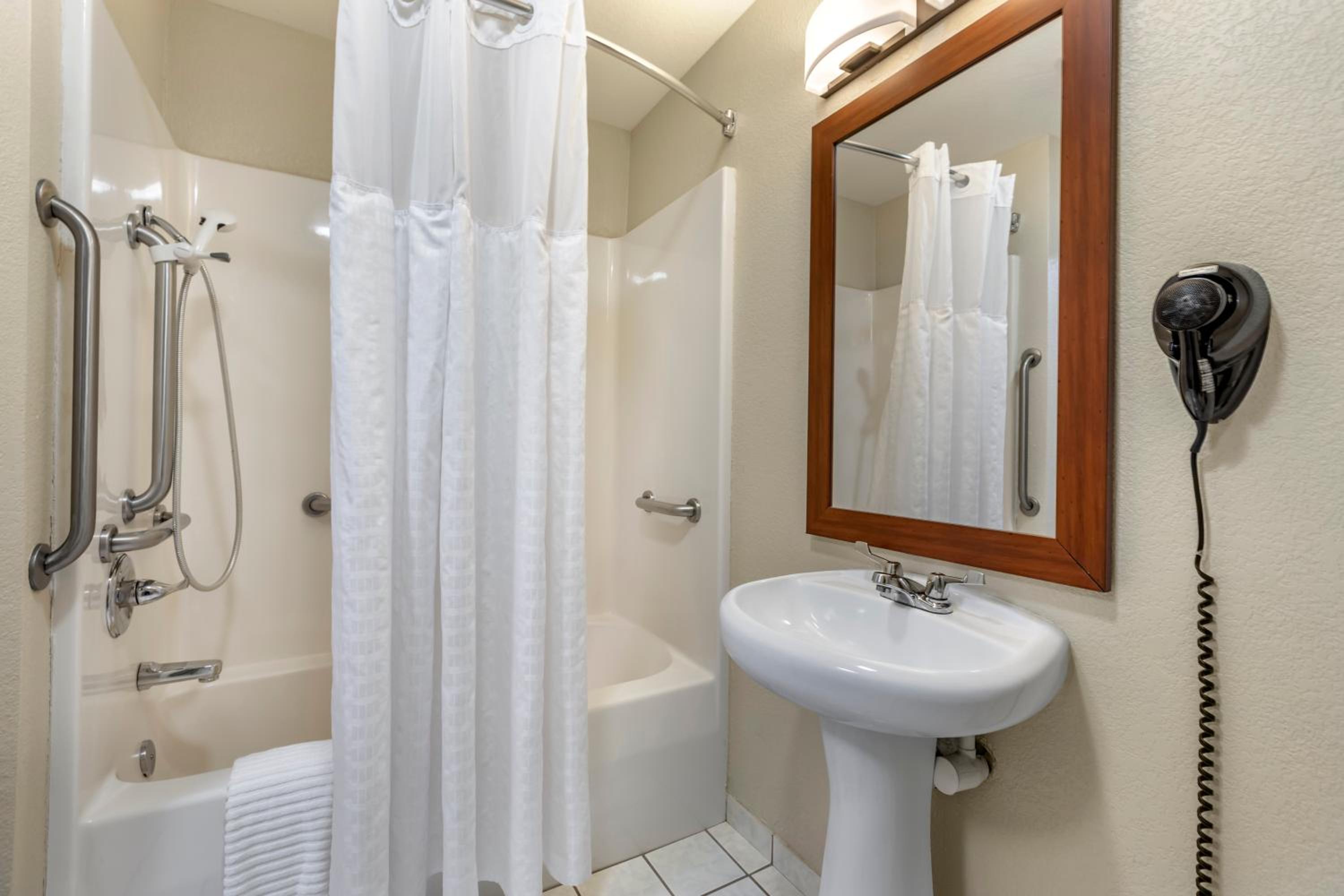 Efficiency Queen Suite with Two Queen Beds - Non Smoking - Photo 2