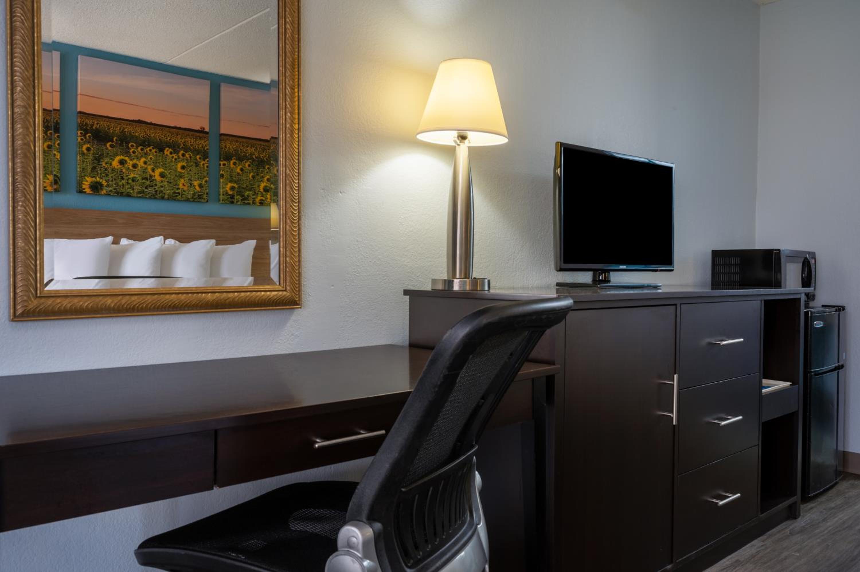 King Room - Non-Smoking - Photo 3