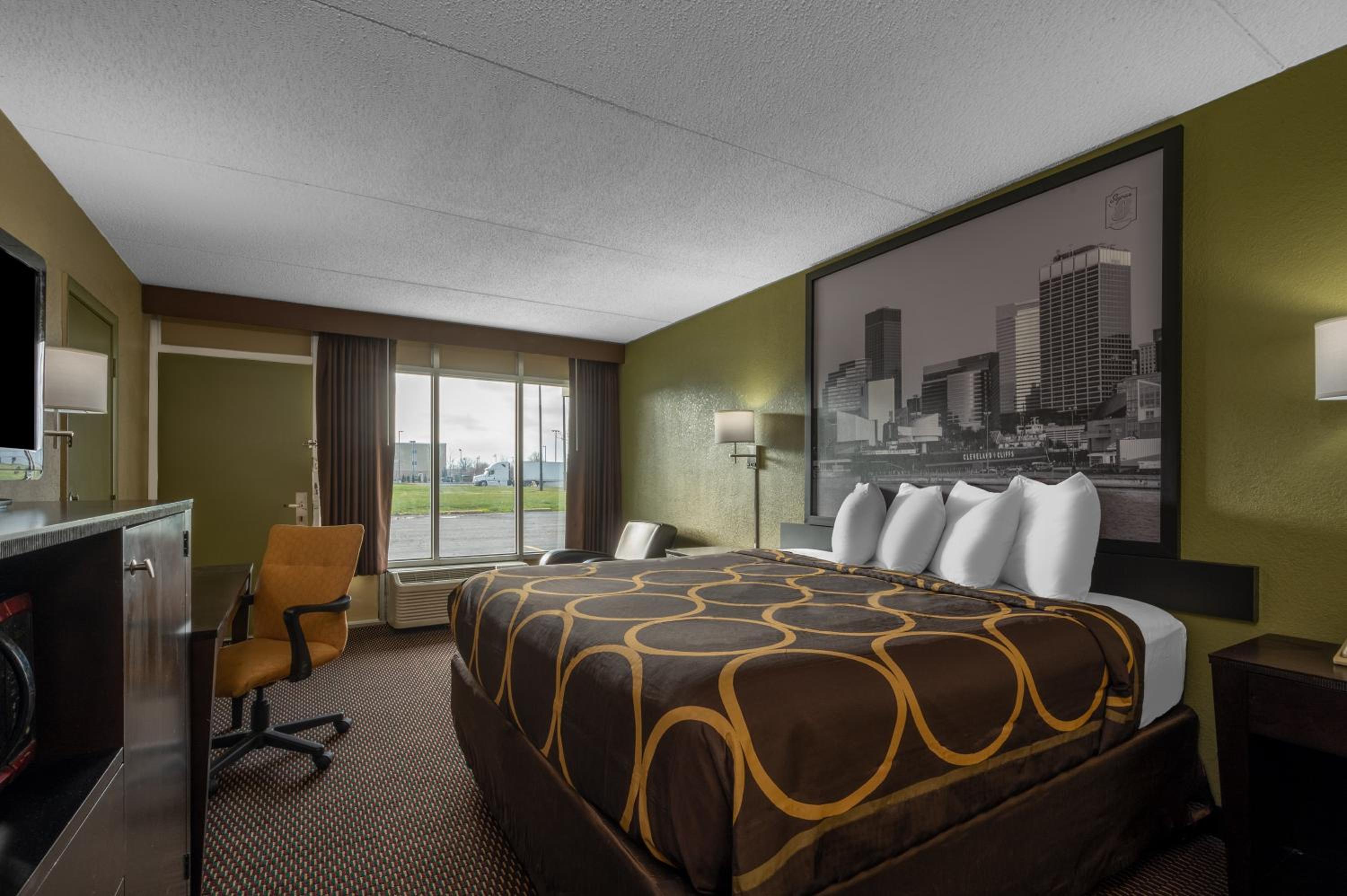 King Room with Roll-In Shower - Mobility Access/Non-Smoking - Photo 5