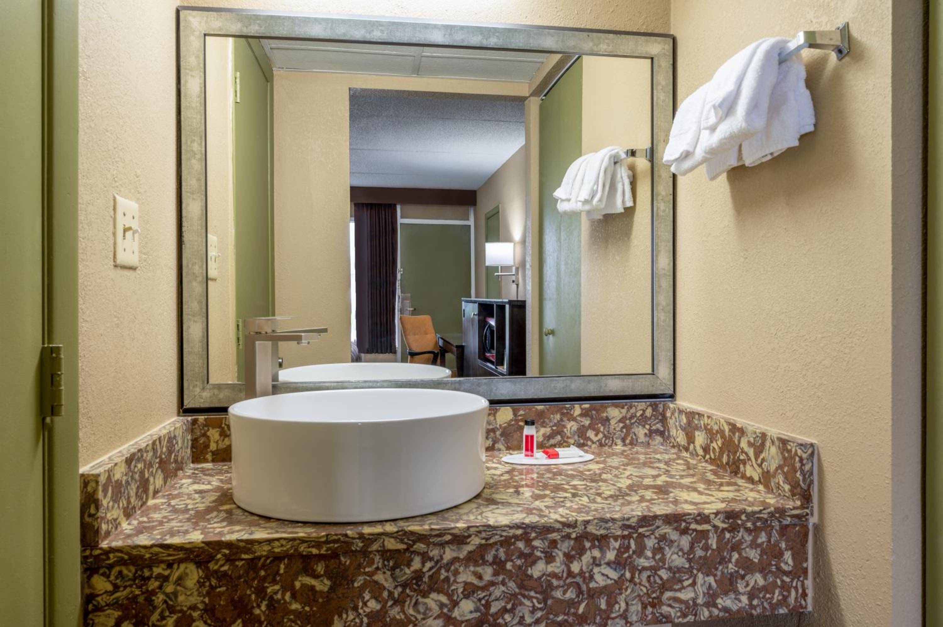 King Room with Roll-In Shower - Mobility Access/Non-Smoking - Photo 2
