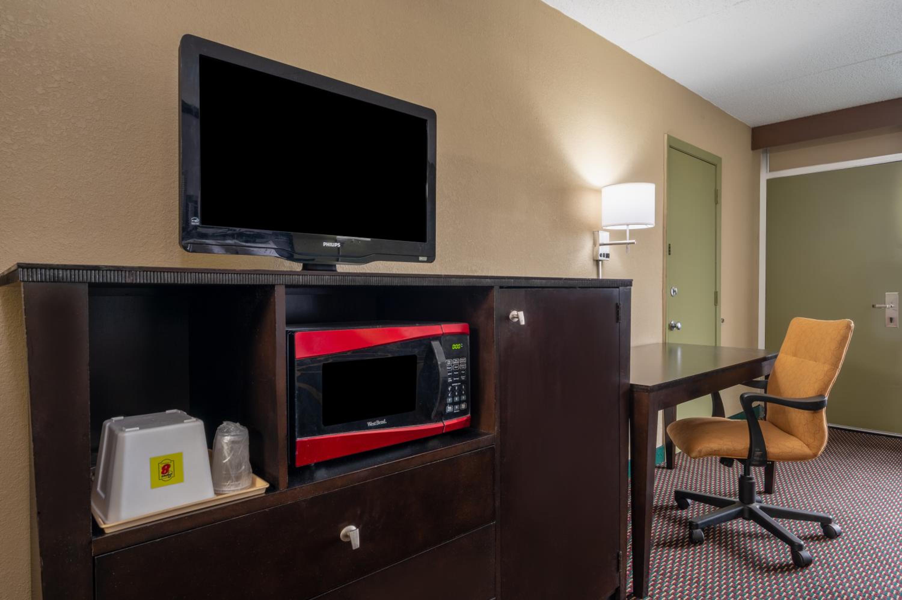 King Room with Roll-In Shower - Mobility Access/Non-Smoking - Photo 6
