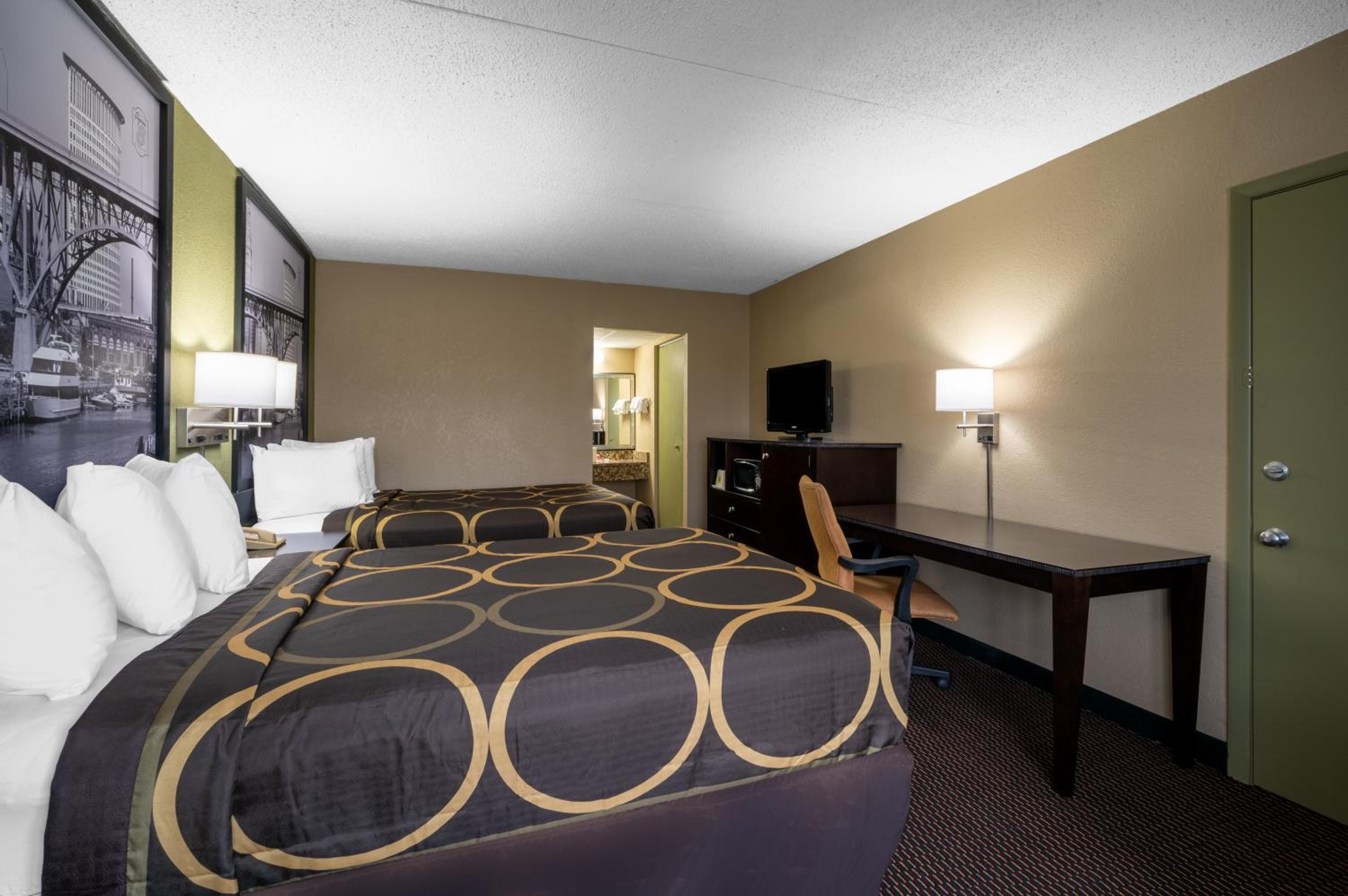 Double Room with Two Double Beds and Roll-In Shower - Mobility Access/Non-Smoking - Photo 3