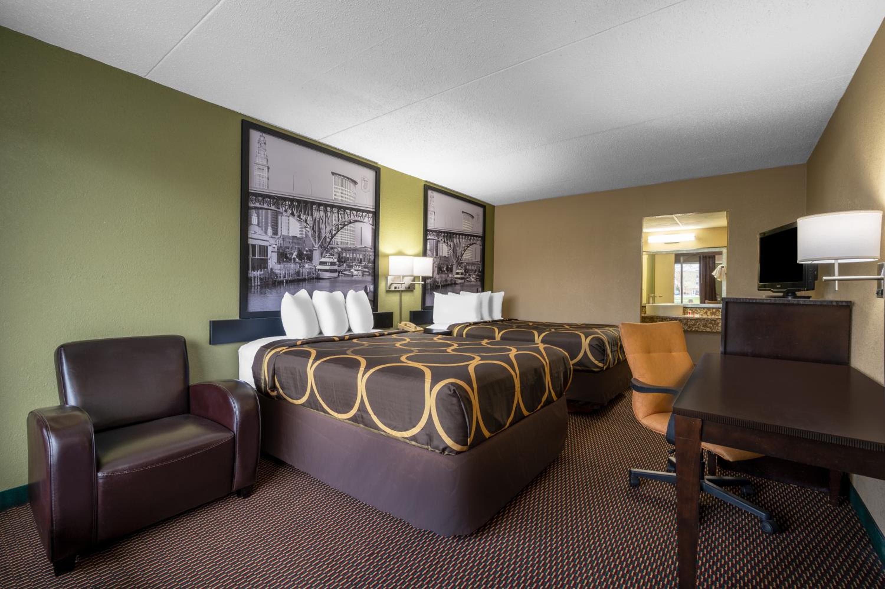 Double Room with Two Double Beds and Roll-In Shower - Mobility Access/Non-Smoking - Photo 4