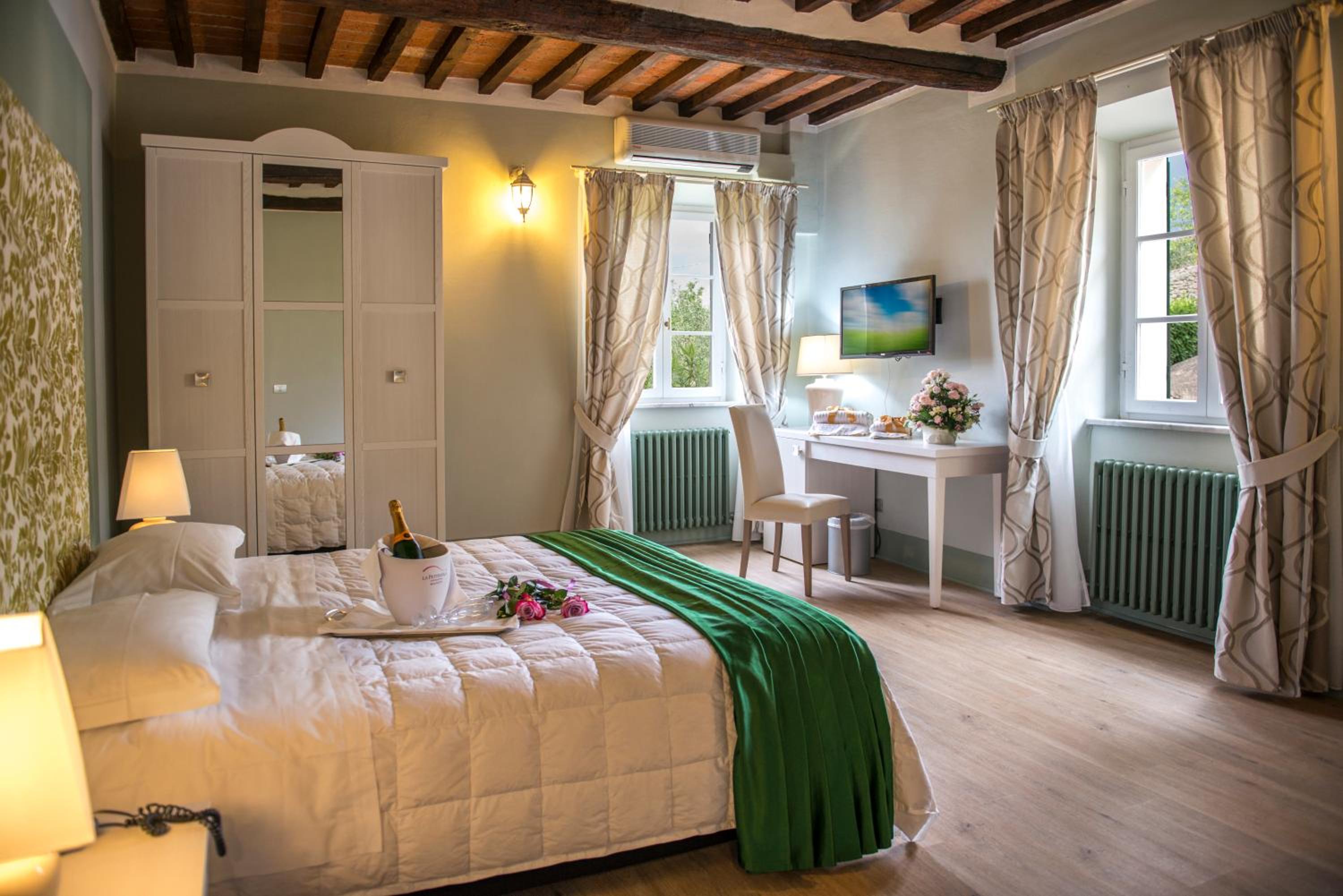Deluxe Double Room with King Size Bed and Spa Access photo 2