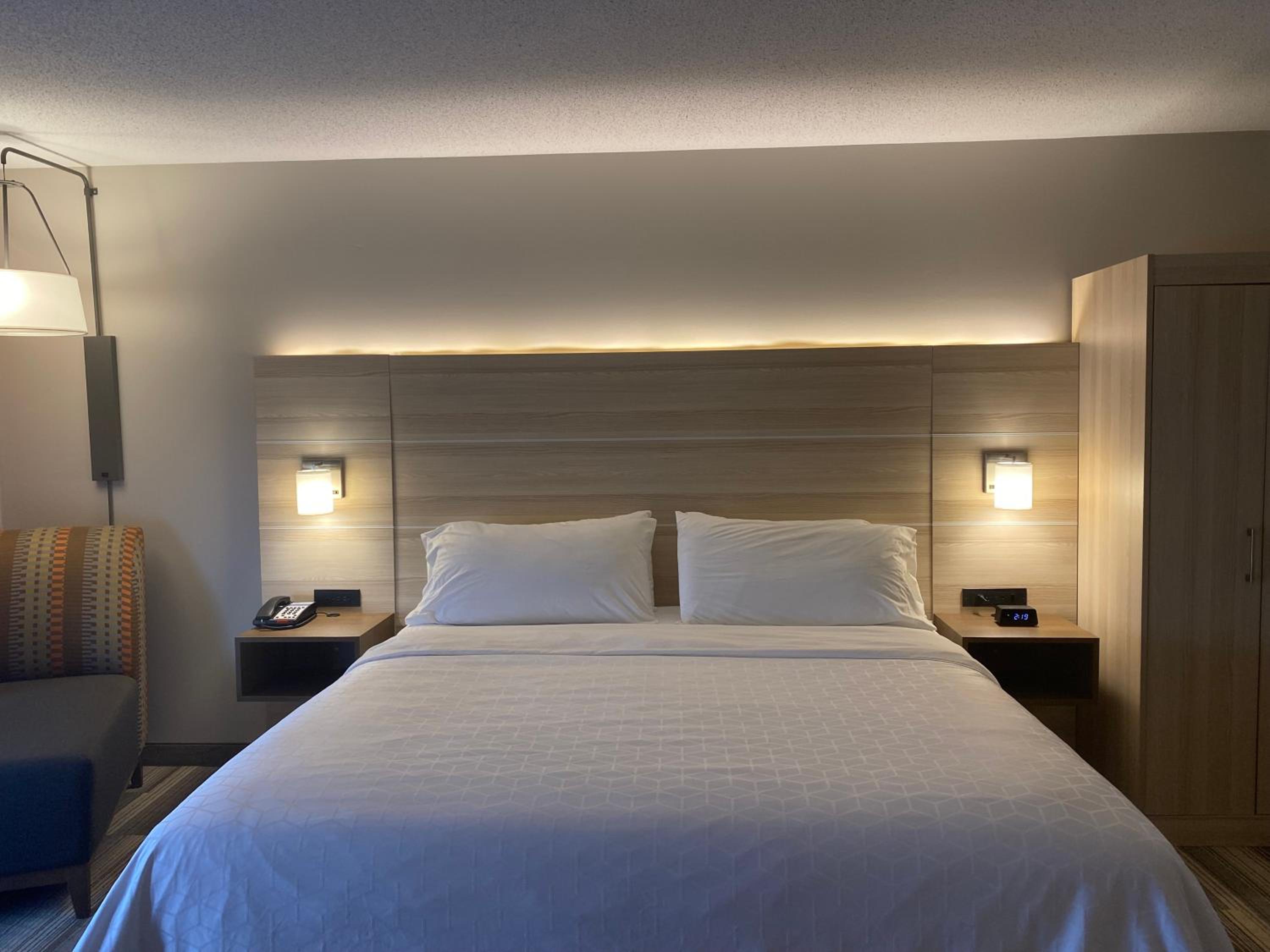Standard King Room - Photo 9