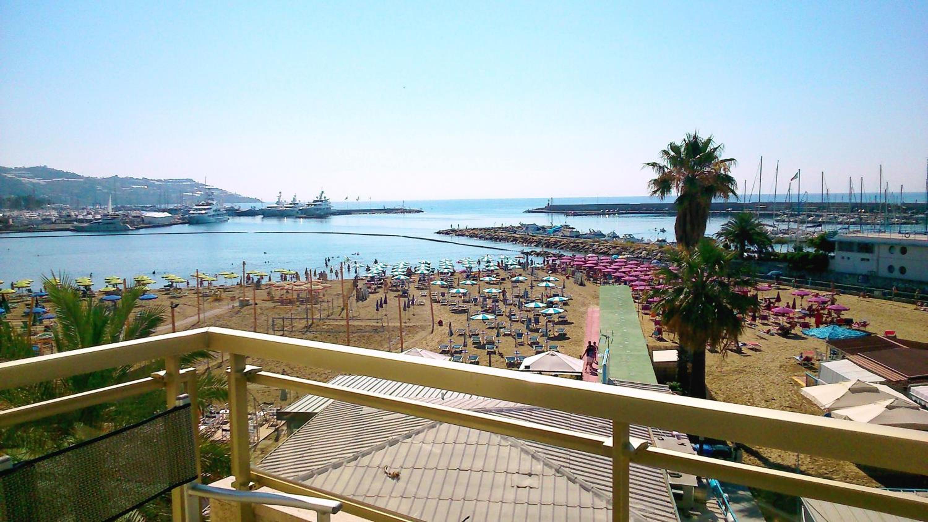 One-Bedroom Apartment with Balcony and Sea View - Photo 12