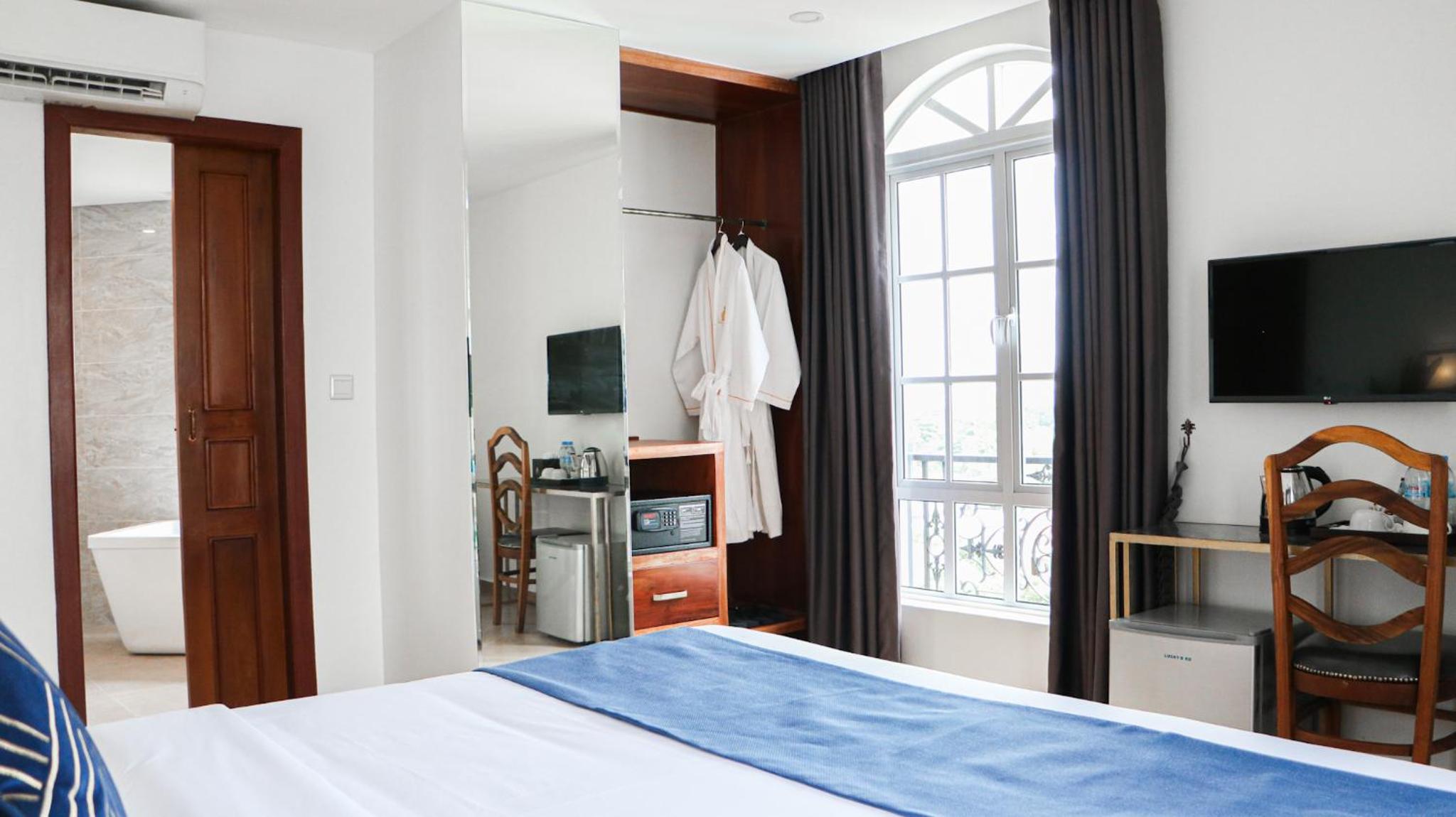 Luxury Suite - Photo 19