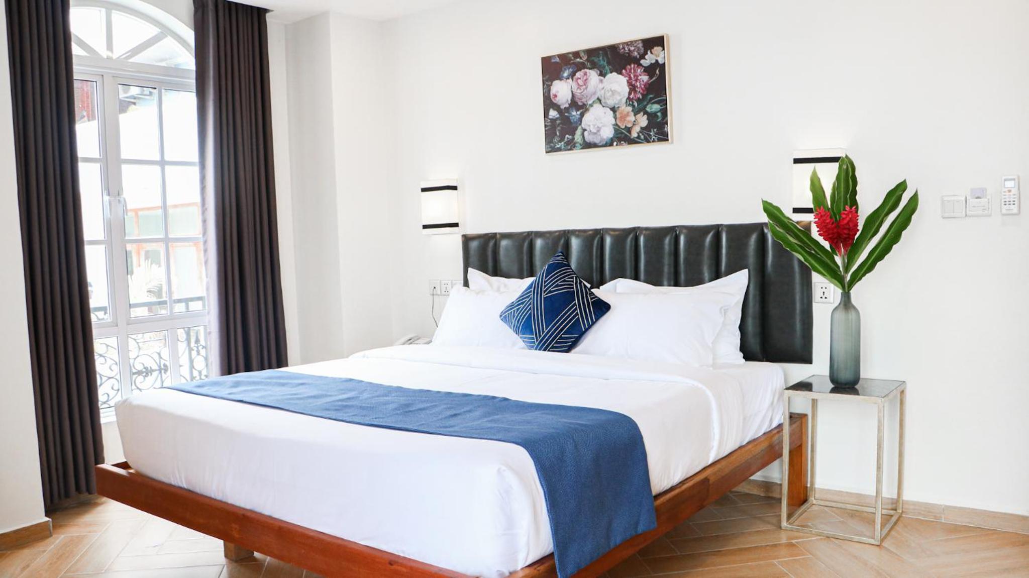 Luxury Suite - Photo 17
