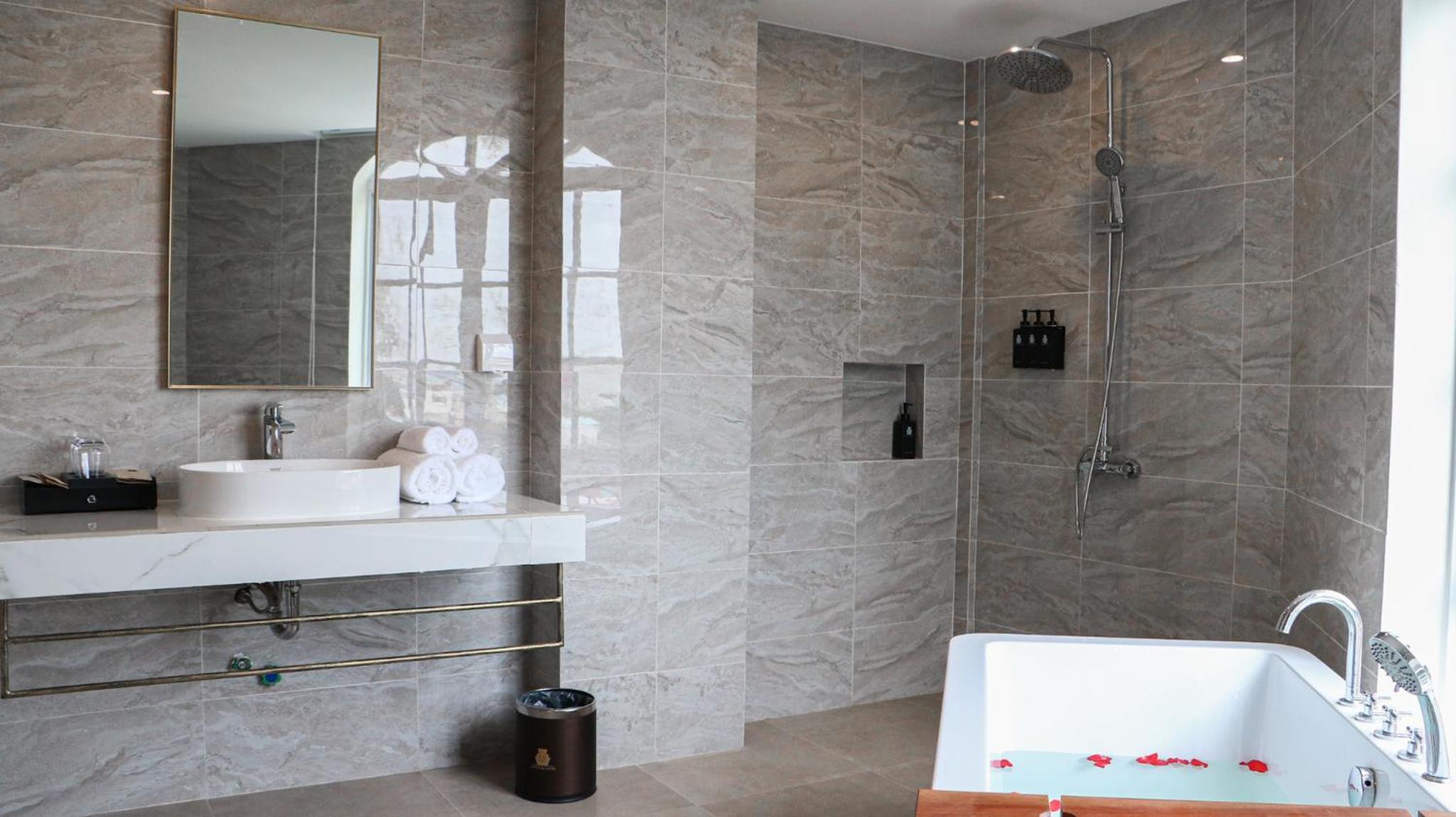 Luxury Suite - Photo 23