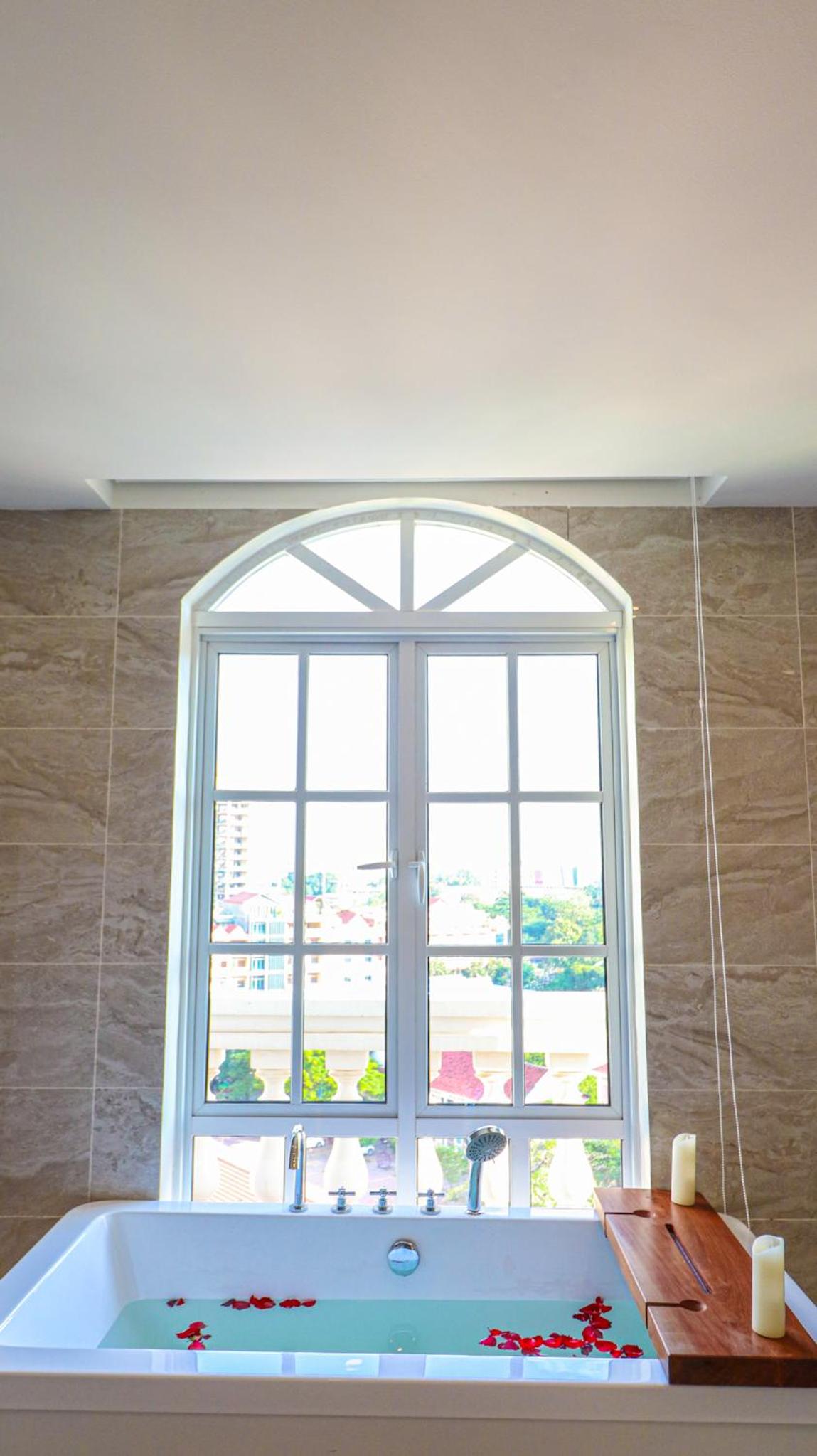Luxury Suite - Photo 21