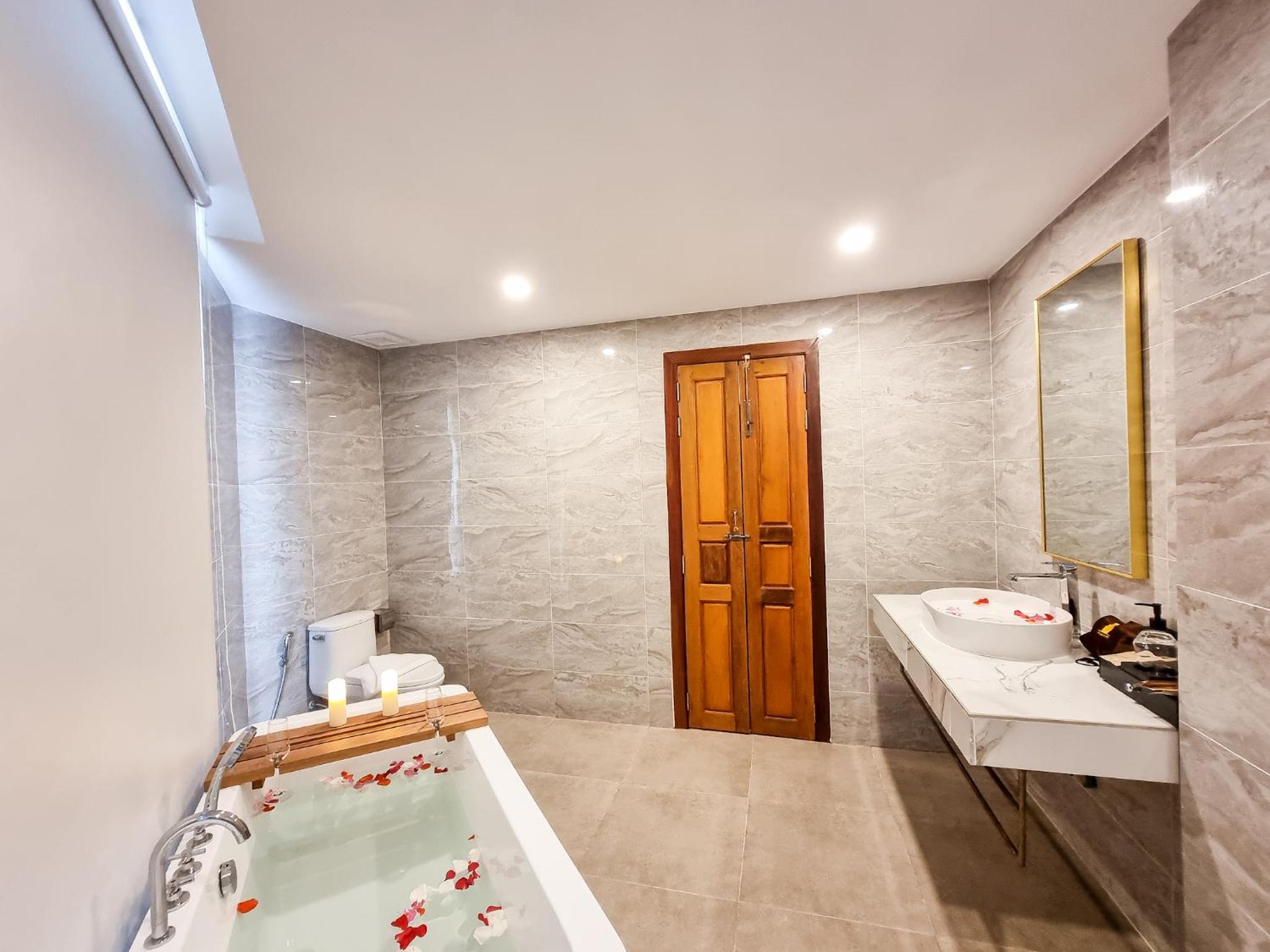 Luxury Suite - Photo 20