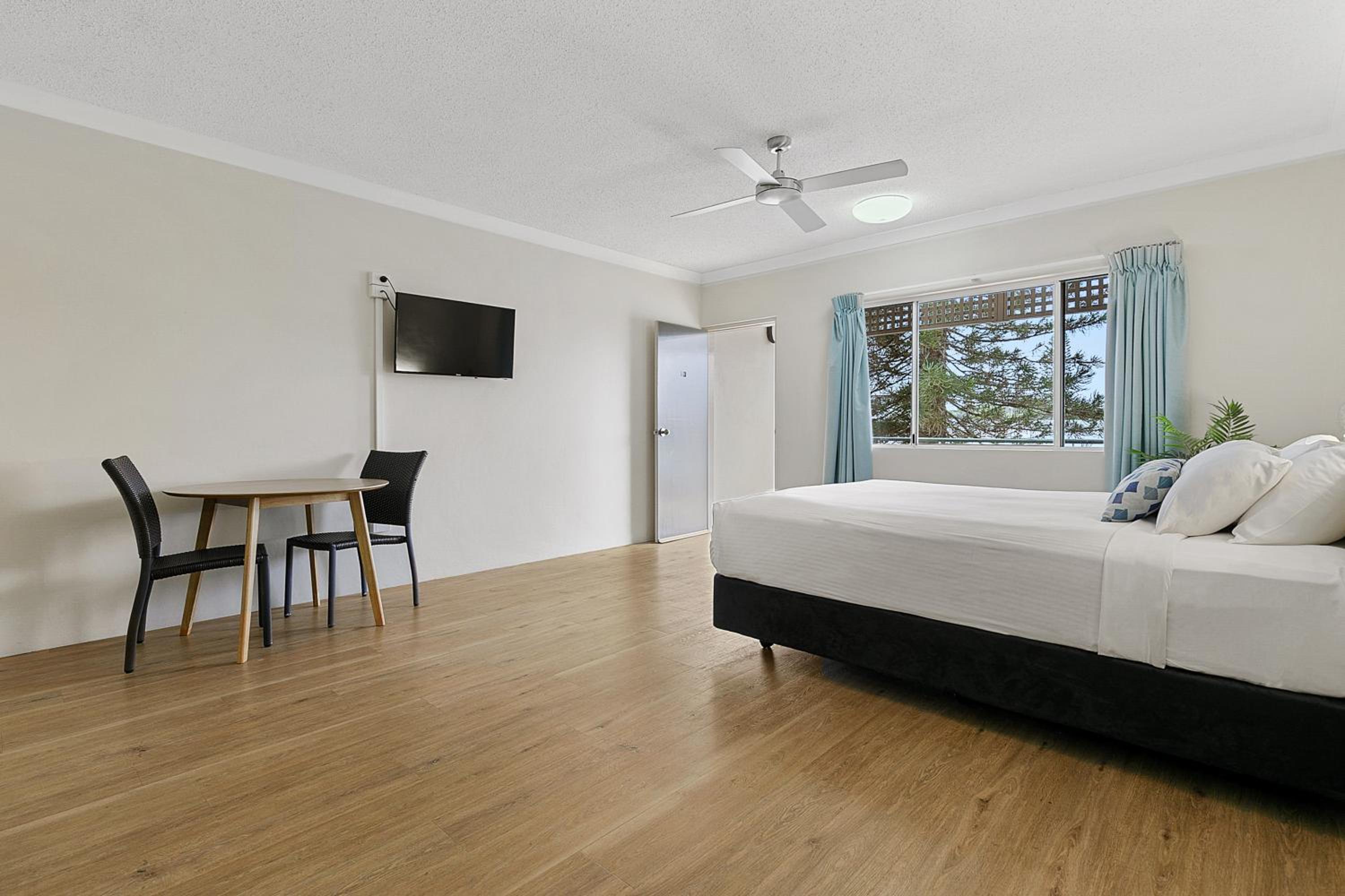 King Resort Room - Photo 6