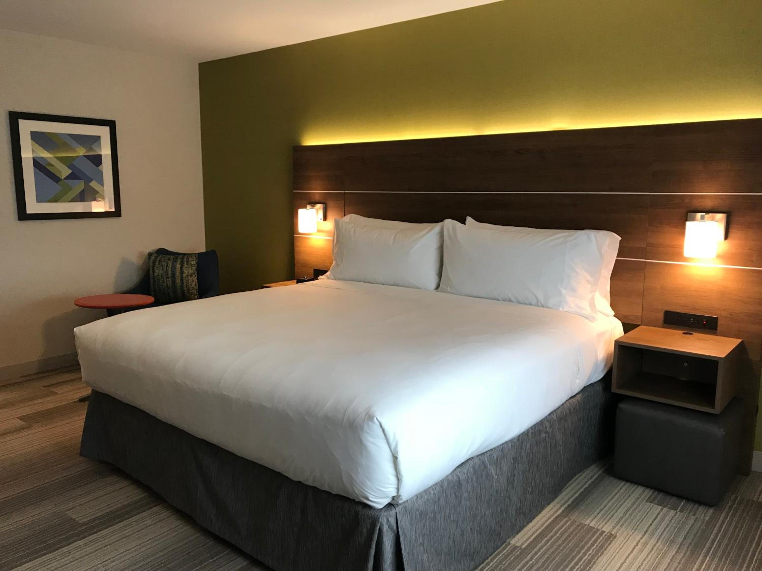 Standard King Room with Roll-in Shower - Mobility Accessible photo 2