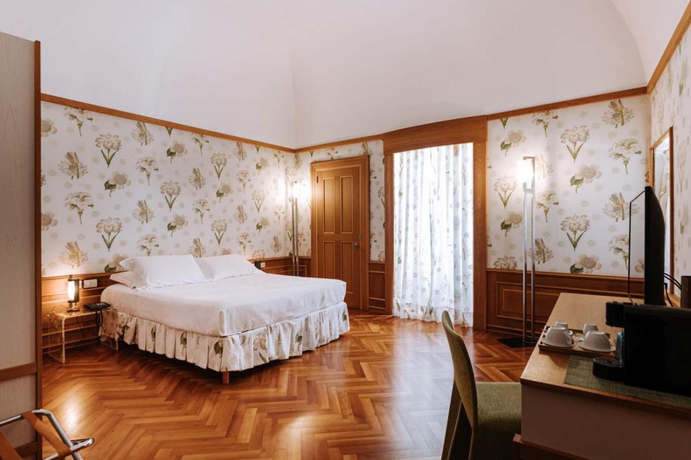 Queen Suite with Spa Bath