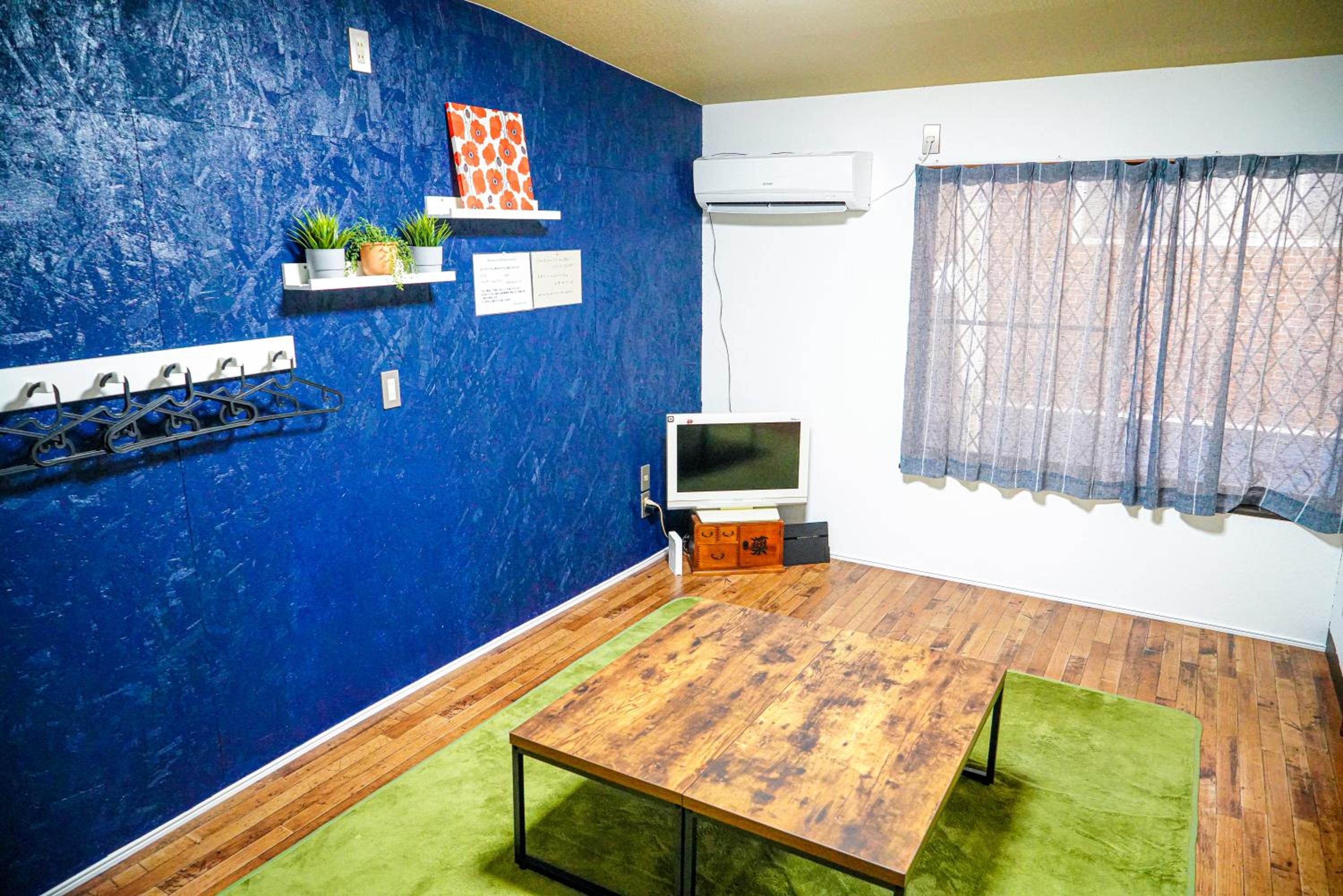 Family Room with Private Bathroom thumbnail 5