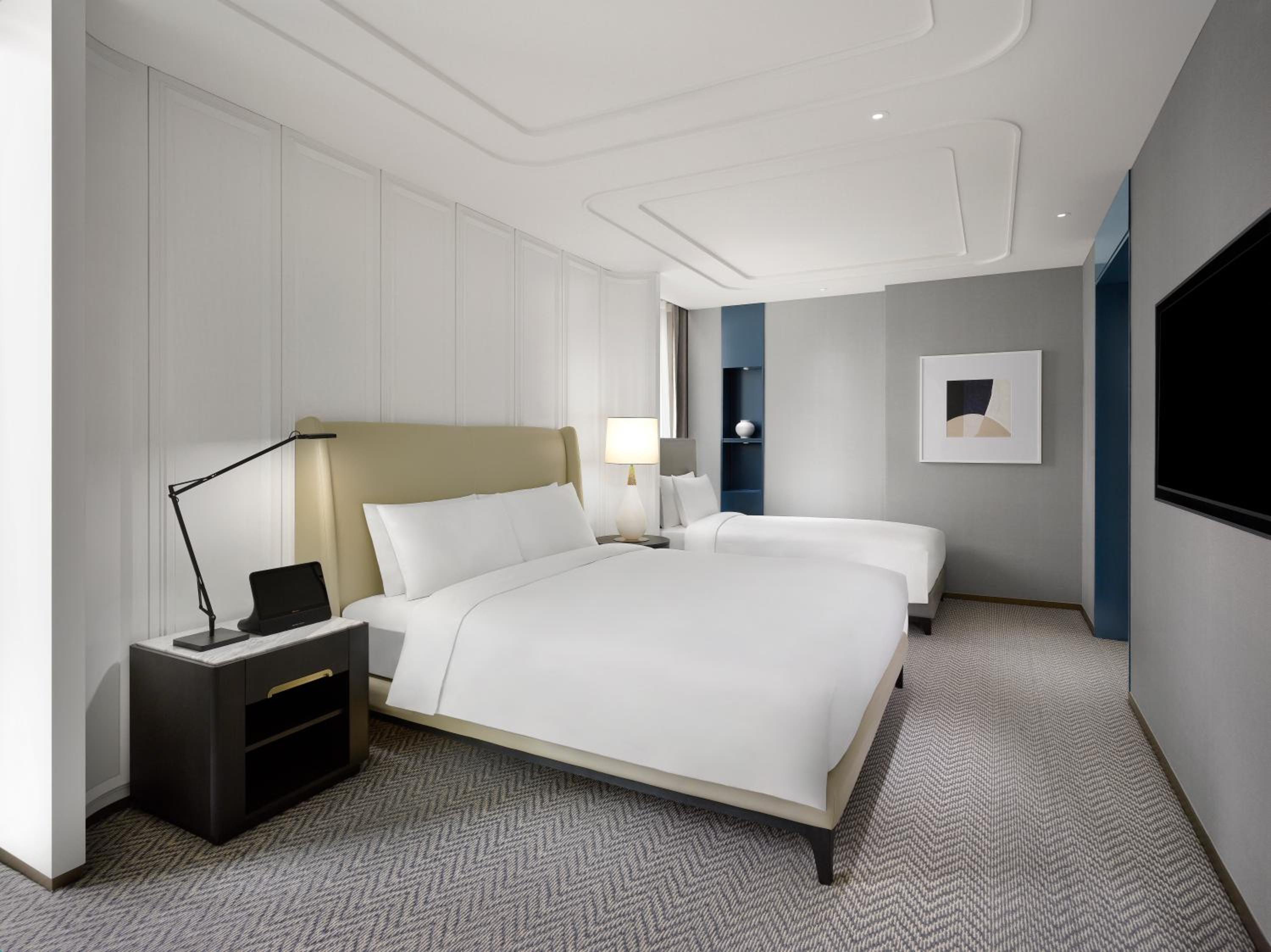 Luxury Family King Room with Single Bed - Photo 5
