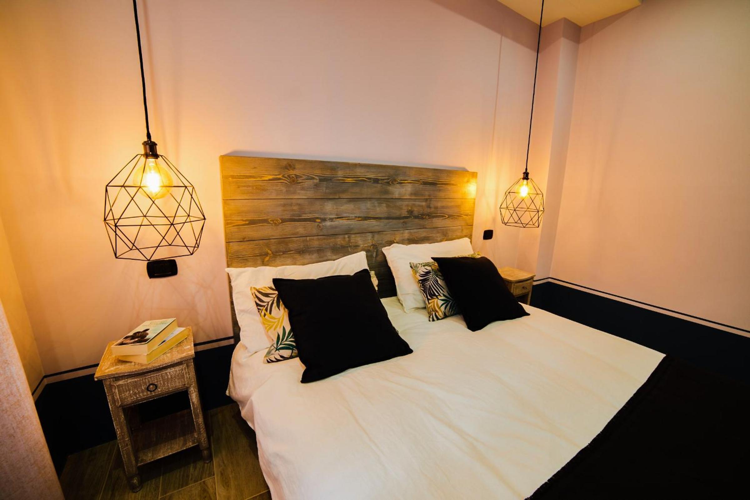 Deluxe Double Room (2 Adults + 1 Child) - Photo 2