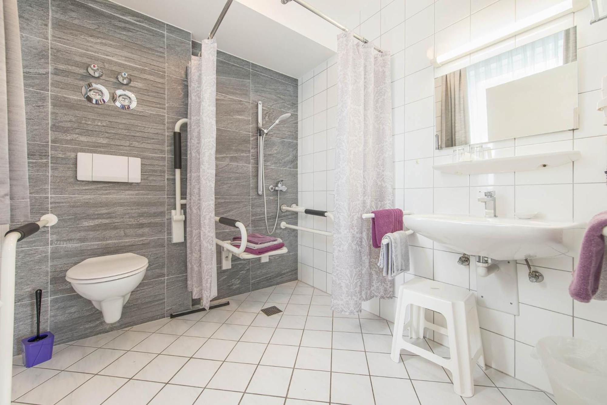King Room with Roll-In Shower - Disability Access photo 2