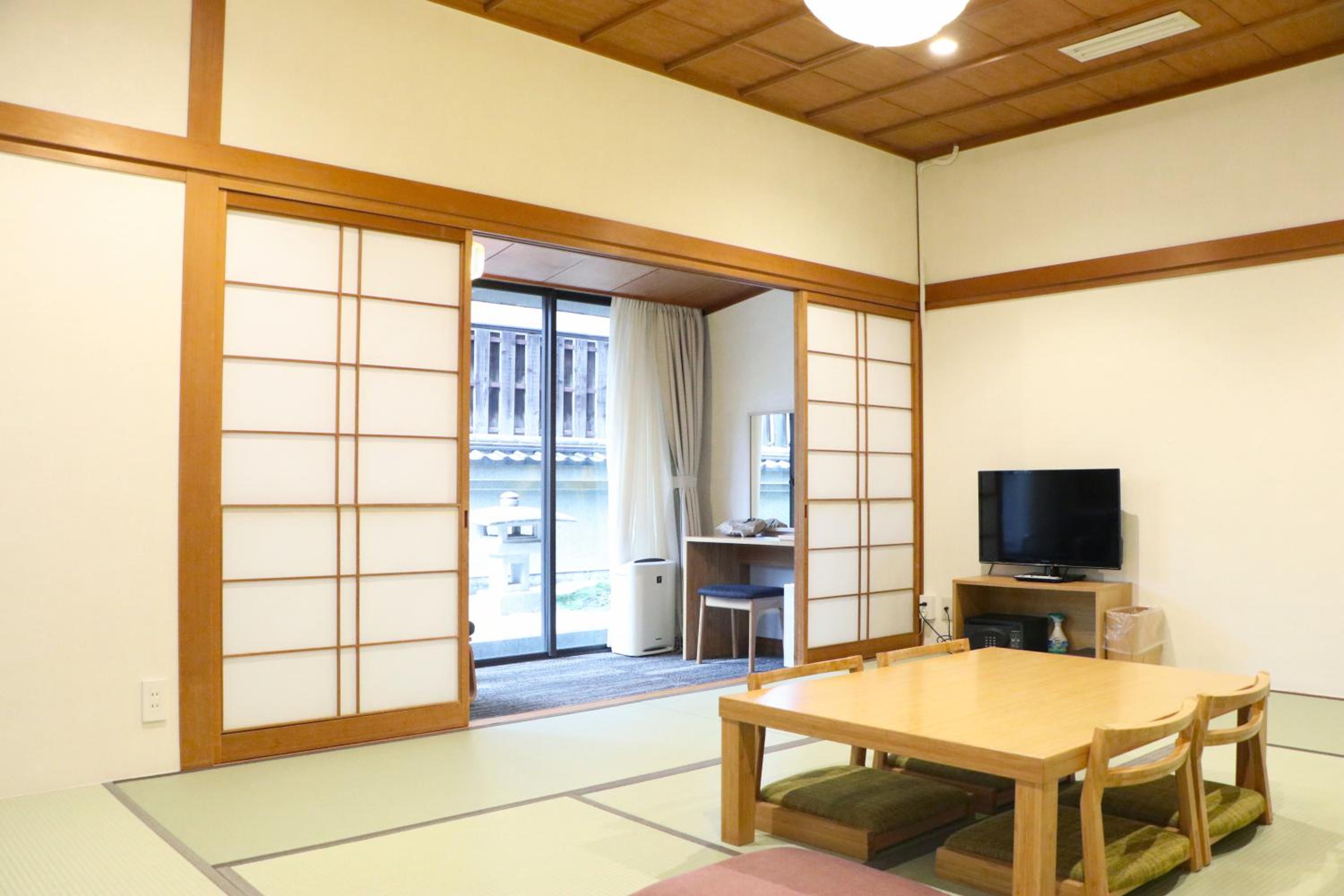 Japanese-Style Room with Small Garden photo 3