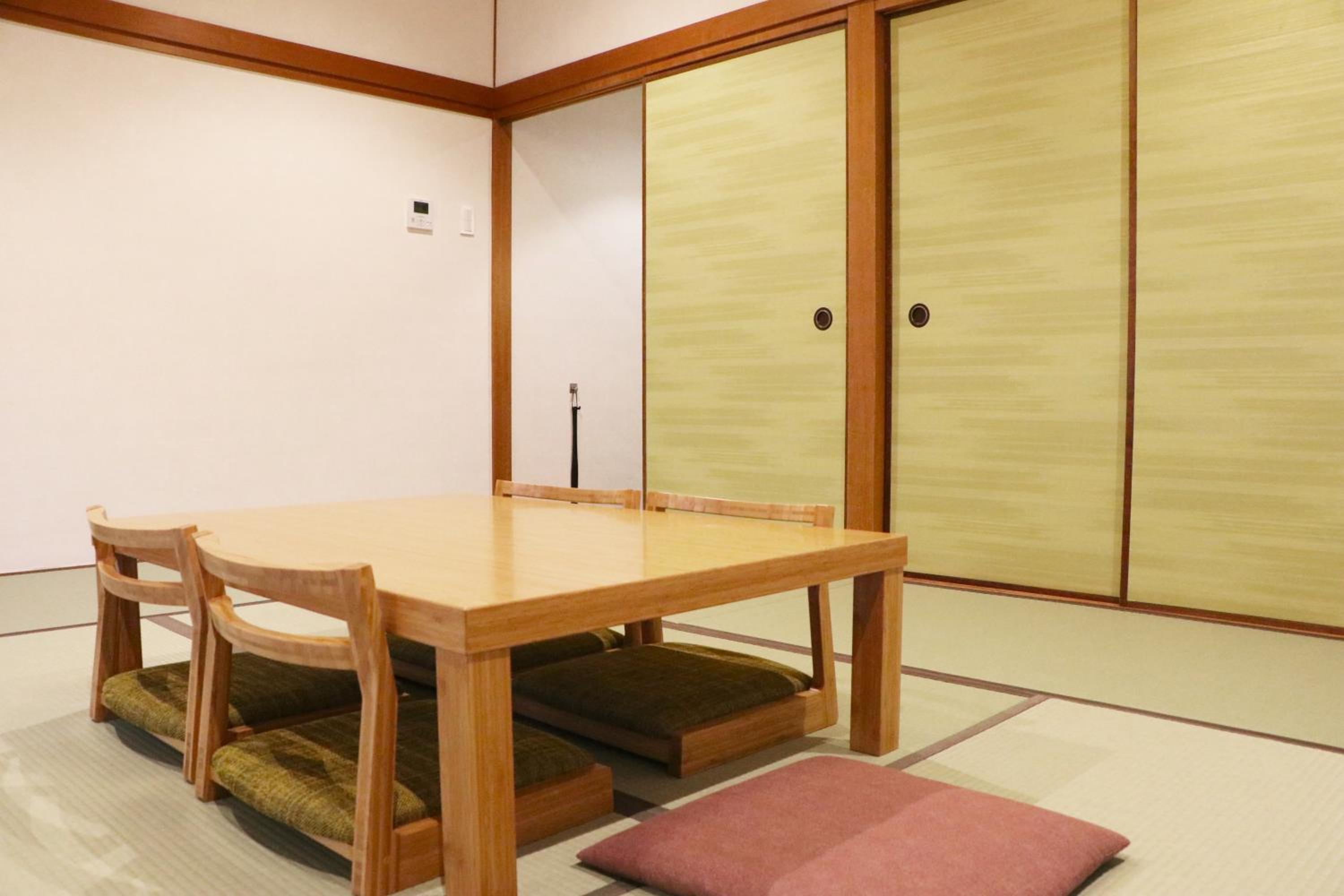Japanese-Style Room with Small Garden photo 3