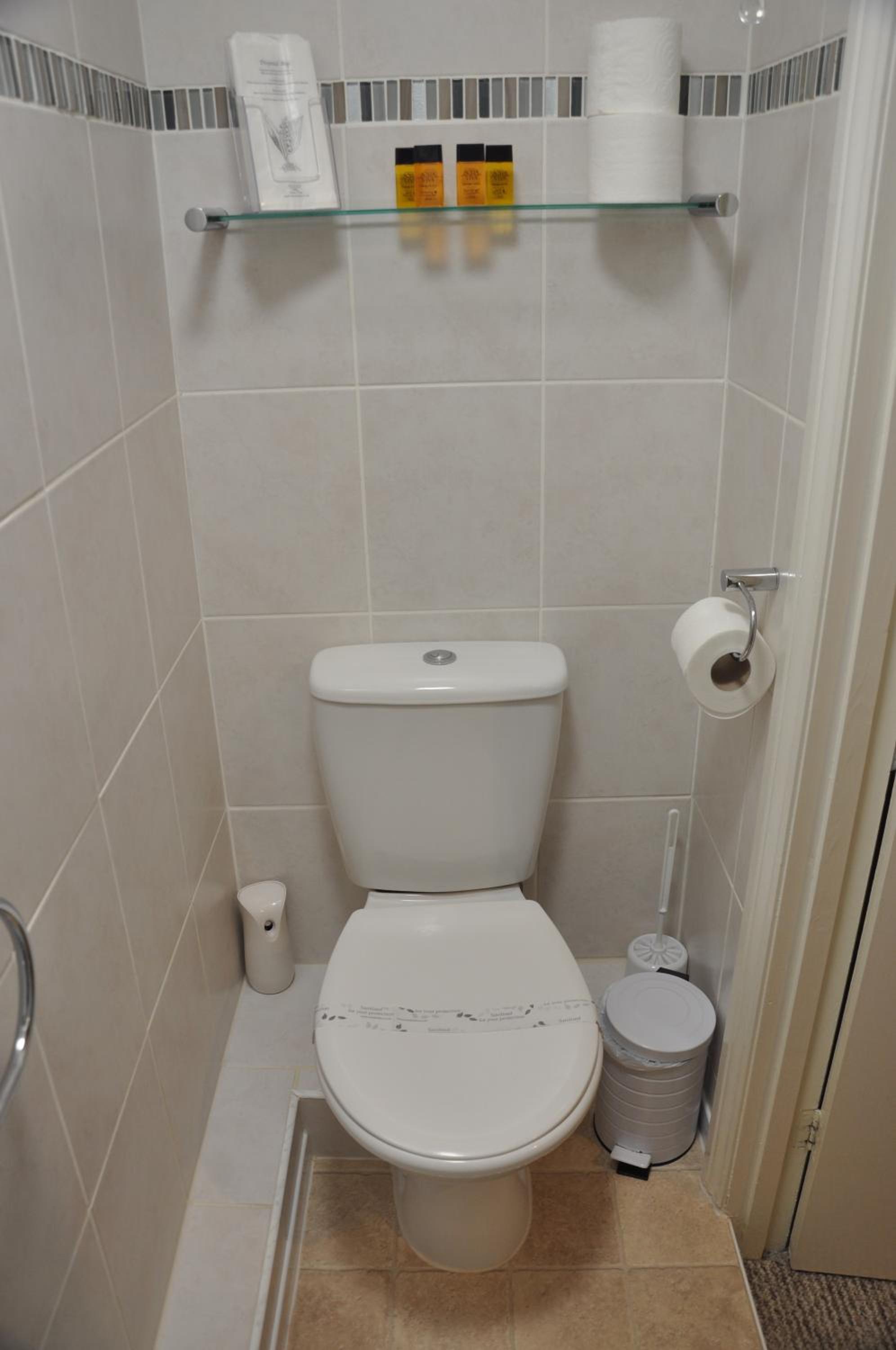 Compact Double Room En-suite with shower photo 3