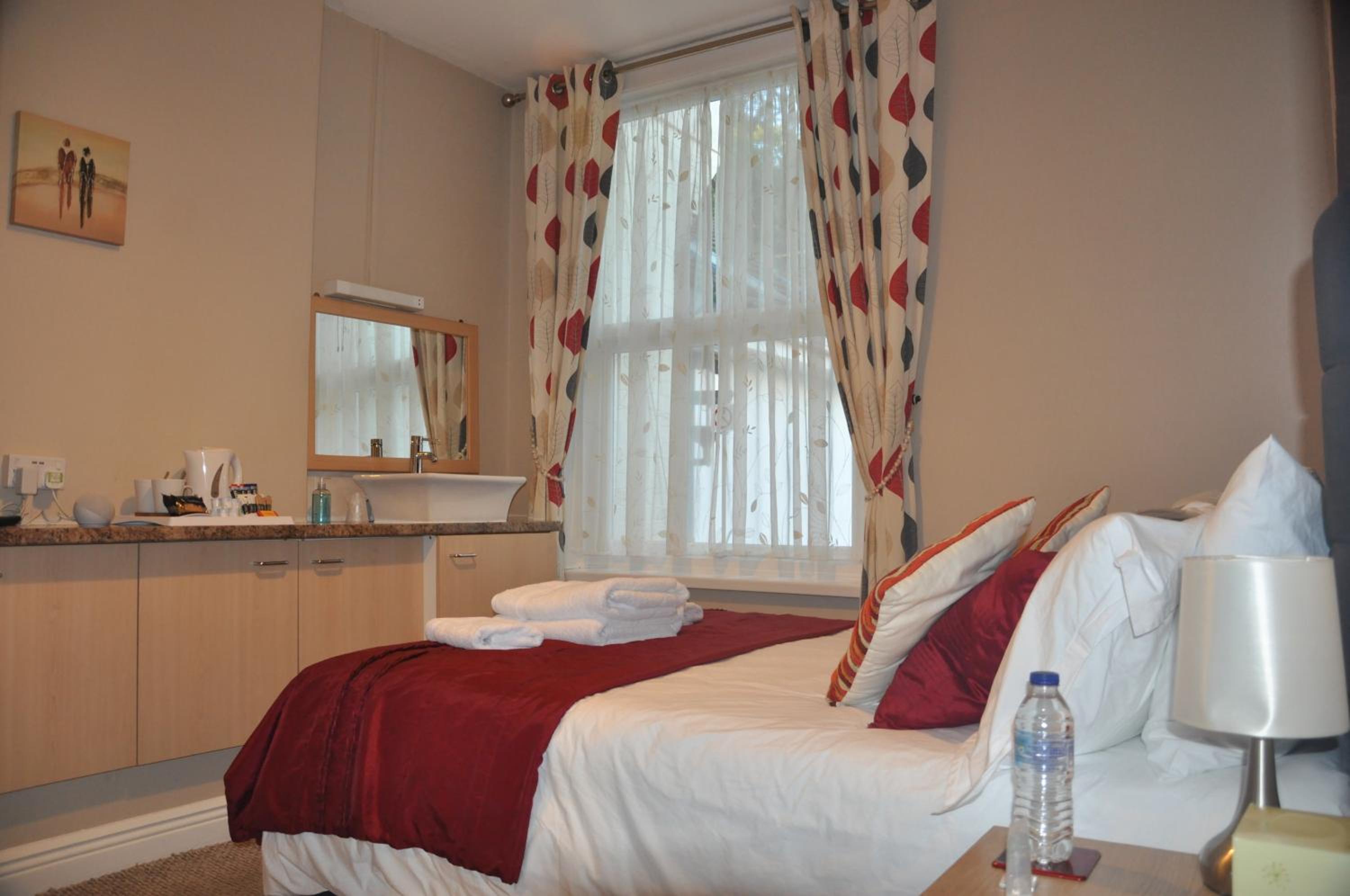 Compact Double Room En-suite with shower photo 2