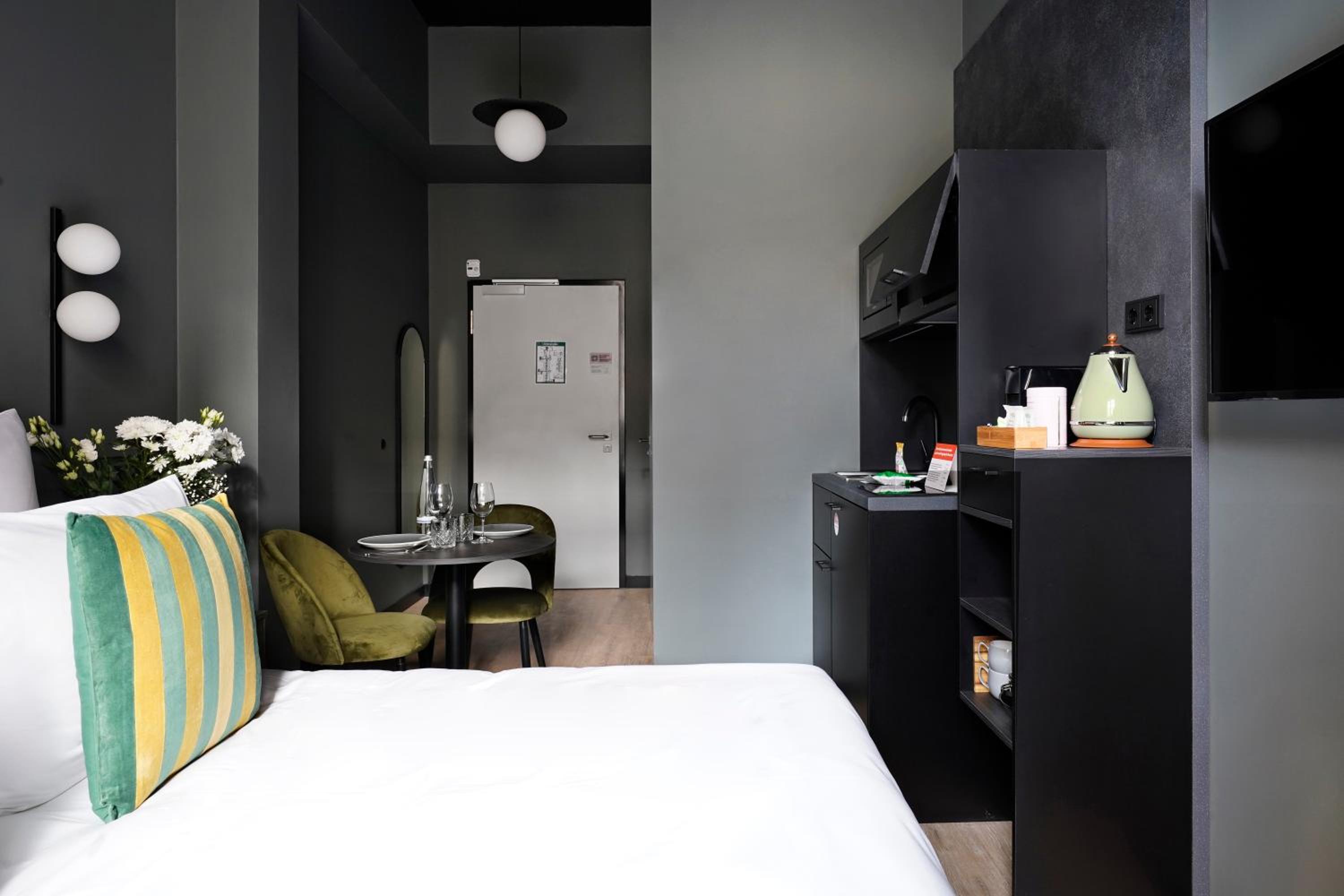 Medium Studio with Kitchenette photo 2