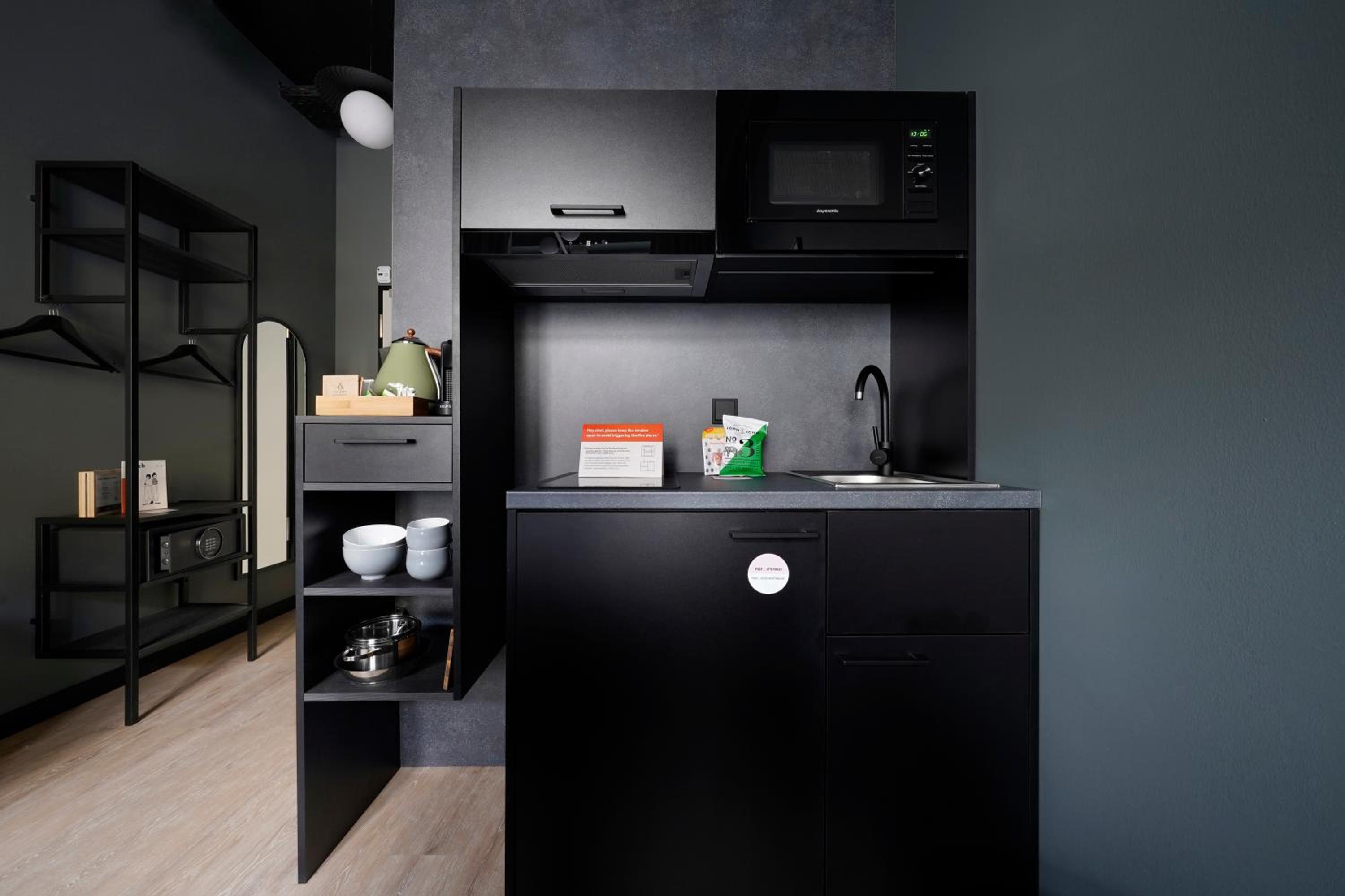 Medium Studio with Kitchenette photo 3