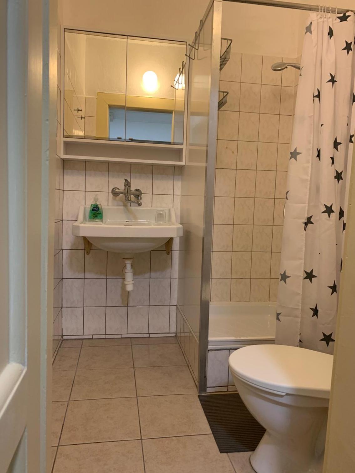 Twin Room with Private Bathroom - Photo 4