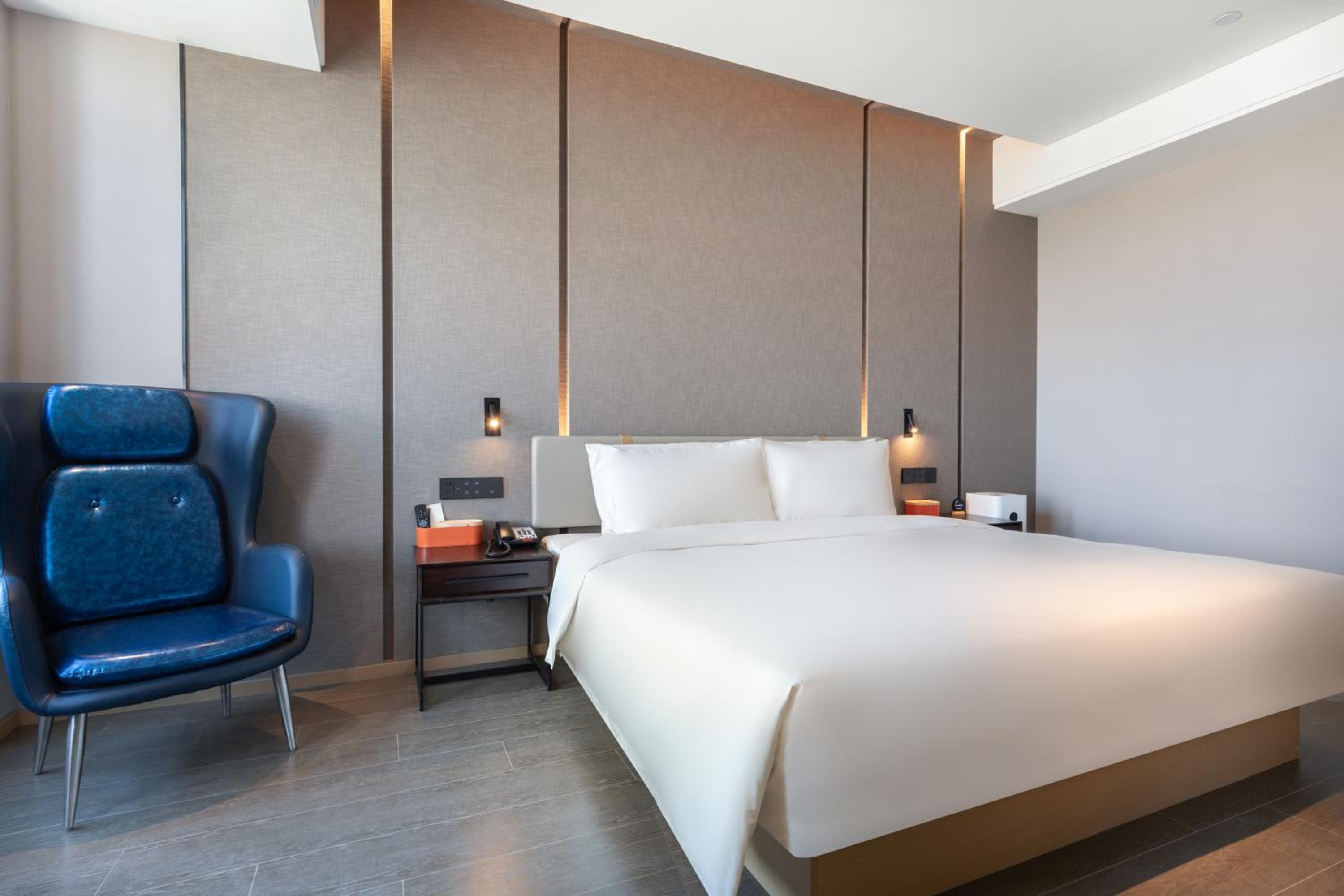 Superior Suite with Lake View - Photo 4