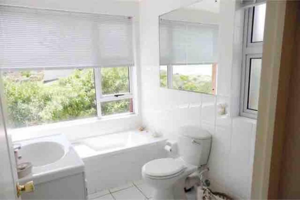 Five-Bedroom House - Photo 105
