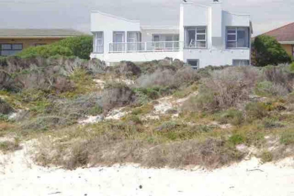 Five-Bedroom House - Photo 2