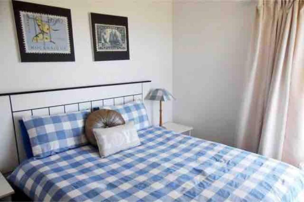 Five-Bedroom House - Photo 1