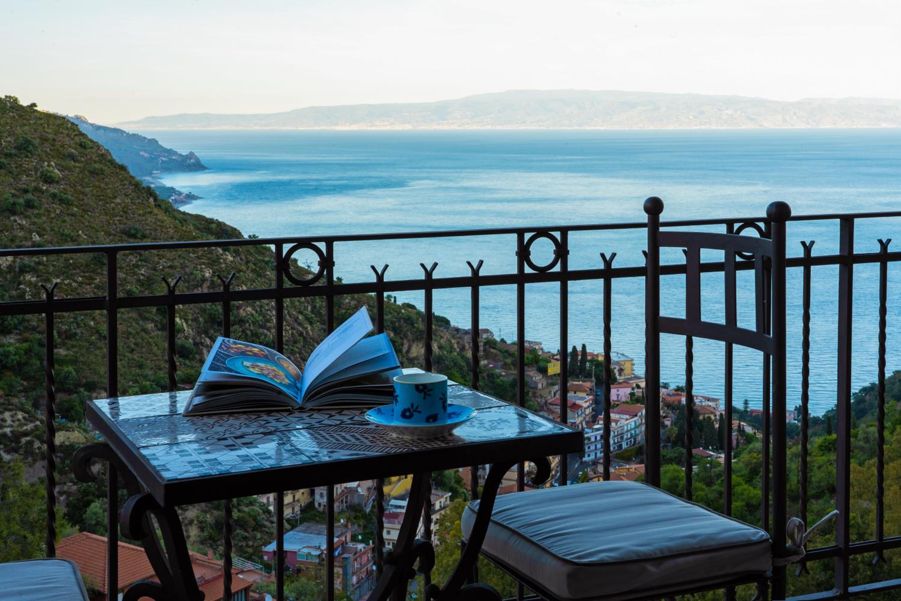 Luxury Suite with Sea View- Separate Building - Photo 4