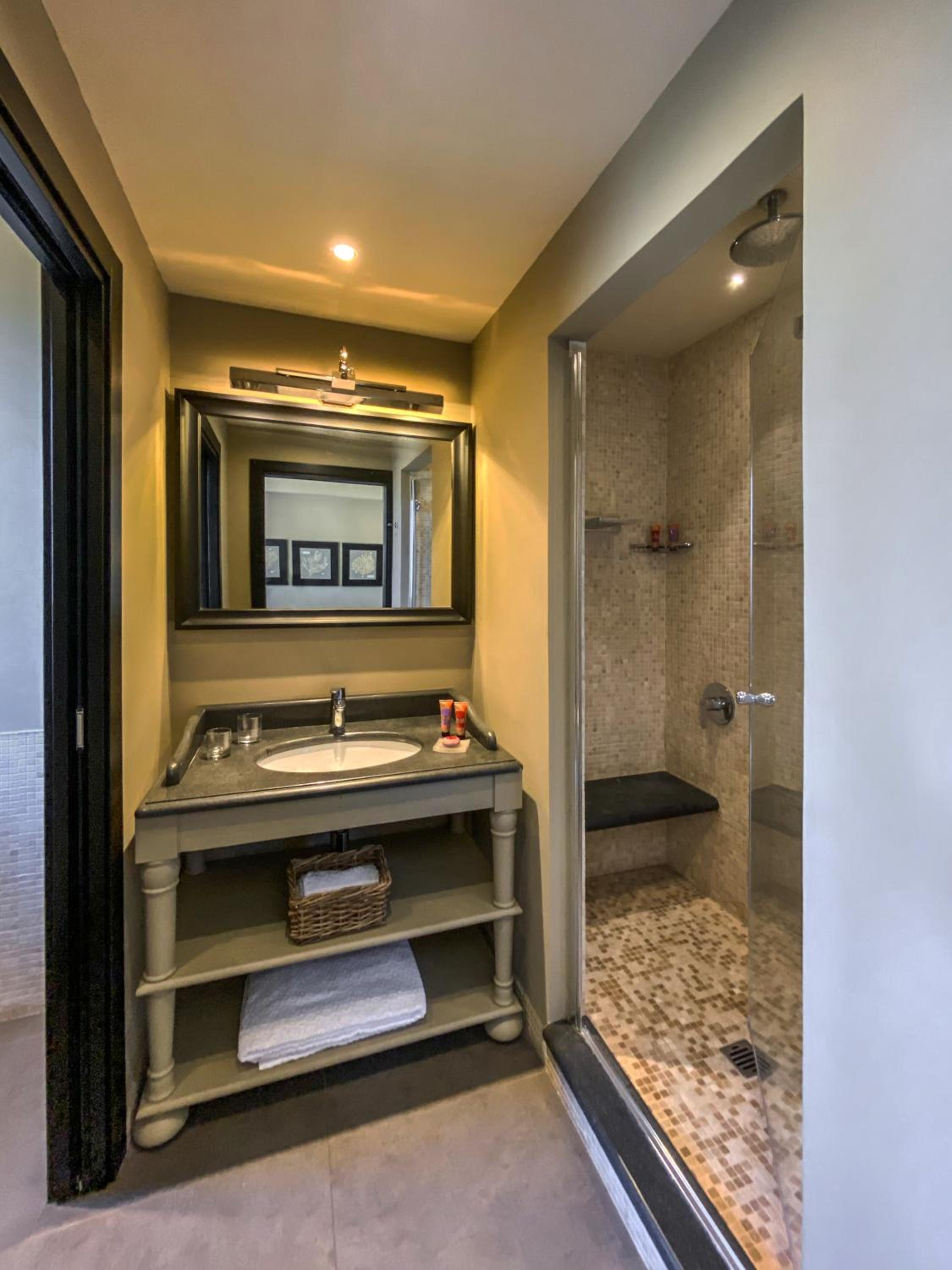 Luxury Suite with Sea View- Separate Building - Photo 5