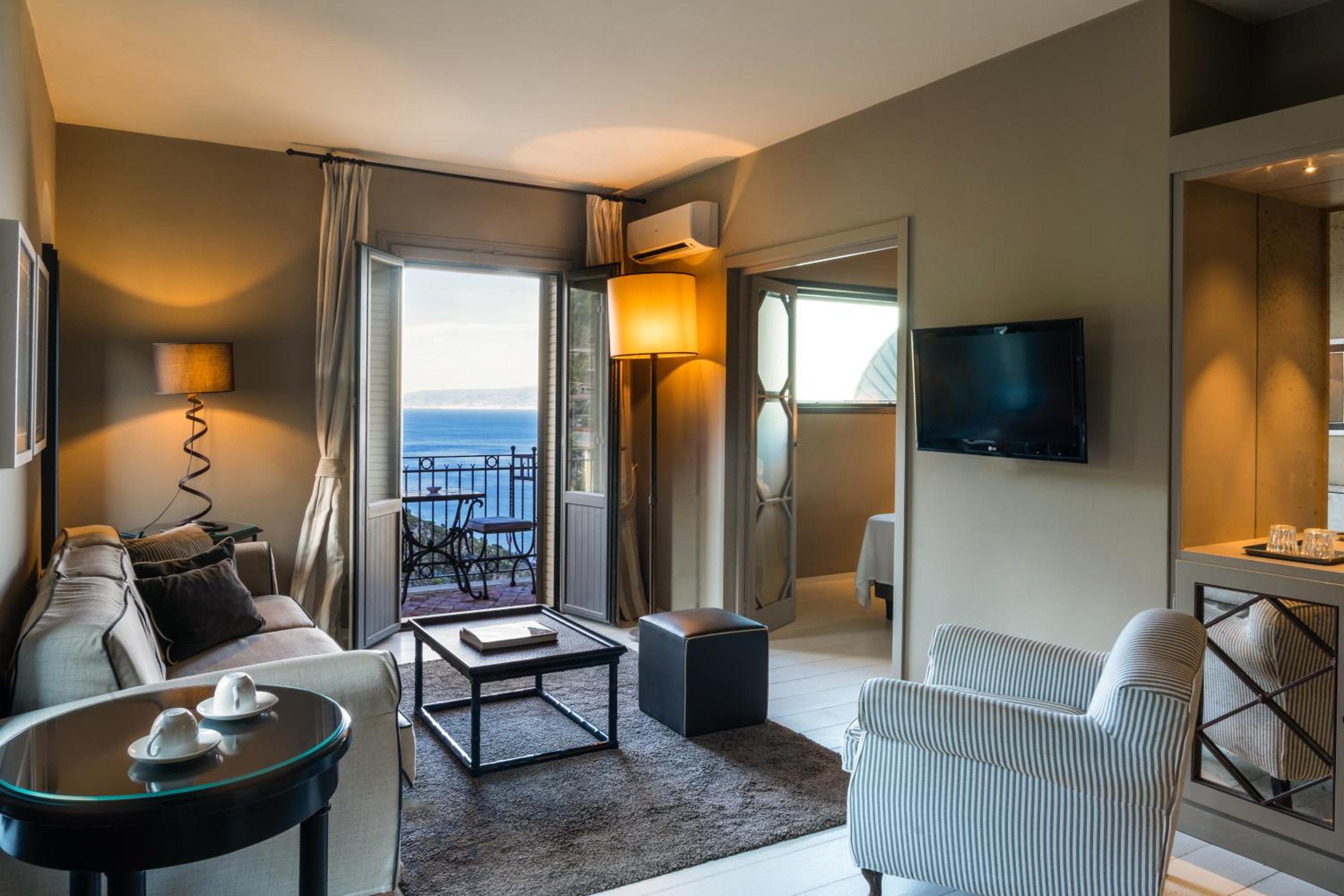 Luxury Suite with Sea View- Separate Building - Photo 1